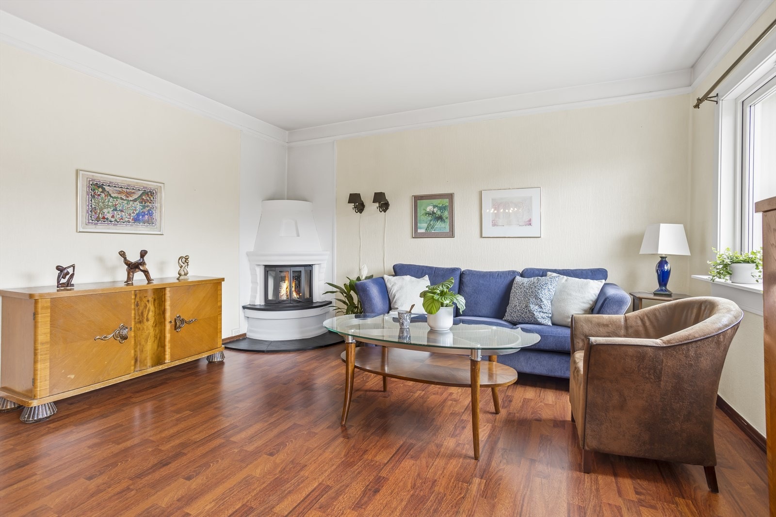 De store, vestvendte vindusflatene slipper inn rikelig med naturlig lys og gir samtidig et flott utsyn over nærområdet og mot Løvstakken. Galleribilde