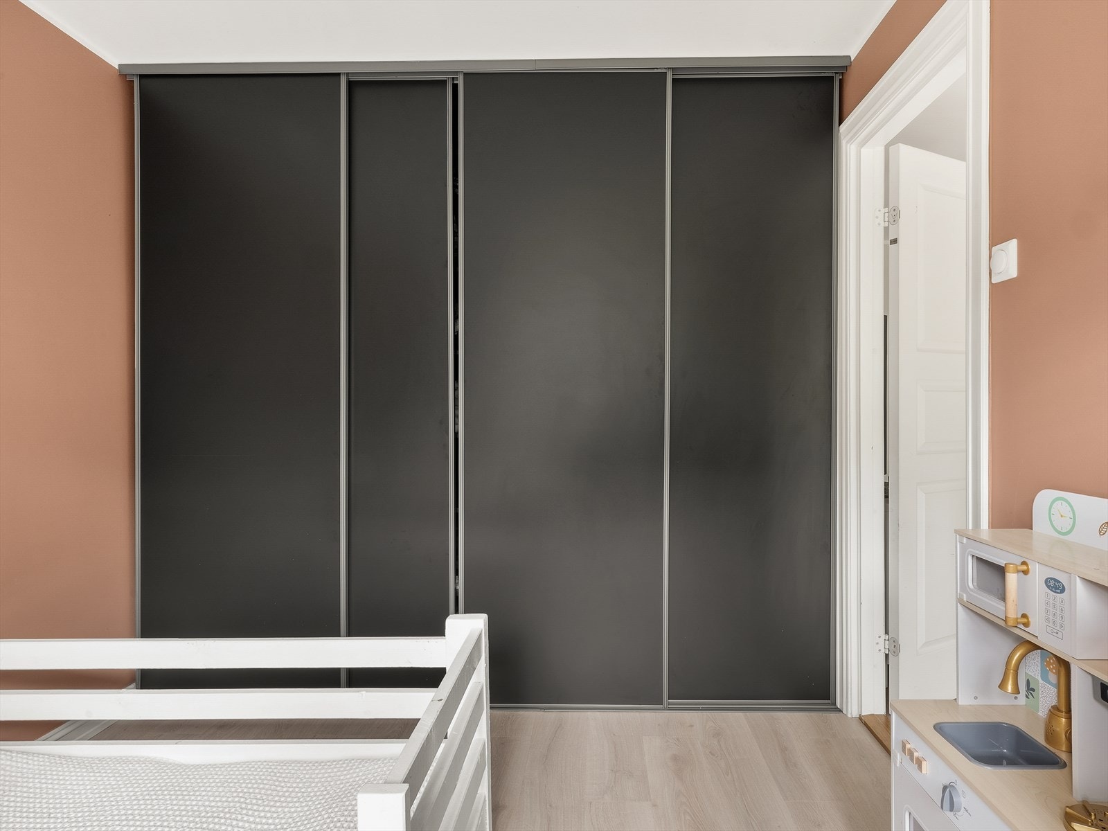Rommet er utstyrt med skyvedørsgarderobe som gir rikelig med lagringsplass. Galleribilde