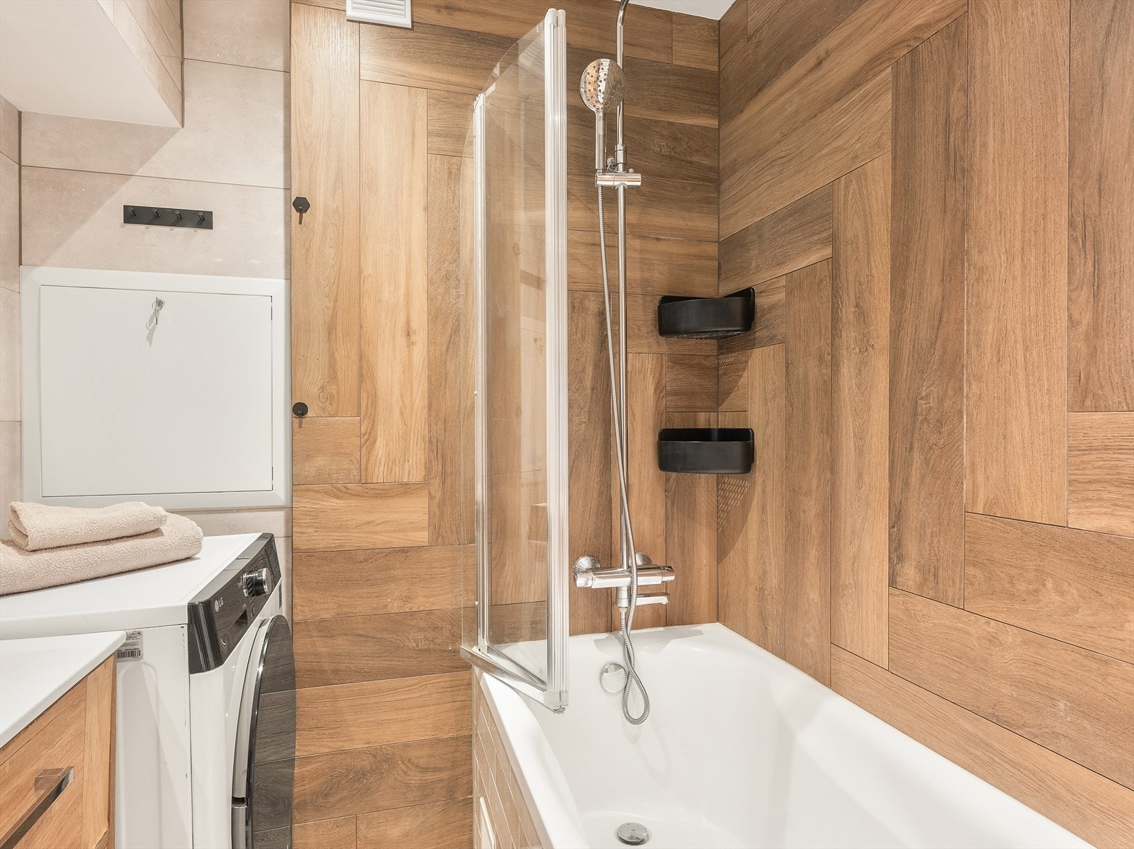 Badet har naturlig avtrekk via luke i vegg. Galleribilde