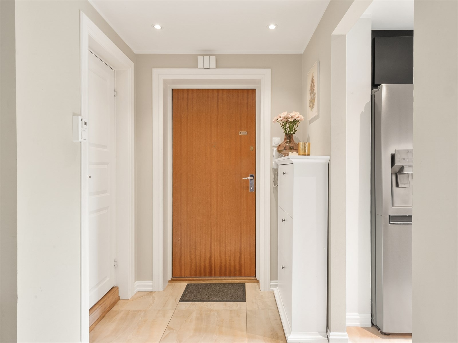 Entréen har flislagt gulv og nedsenket himling med downlights. Galleribilde