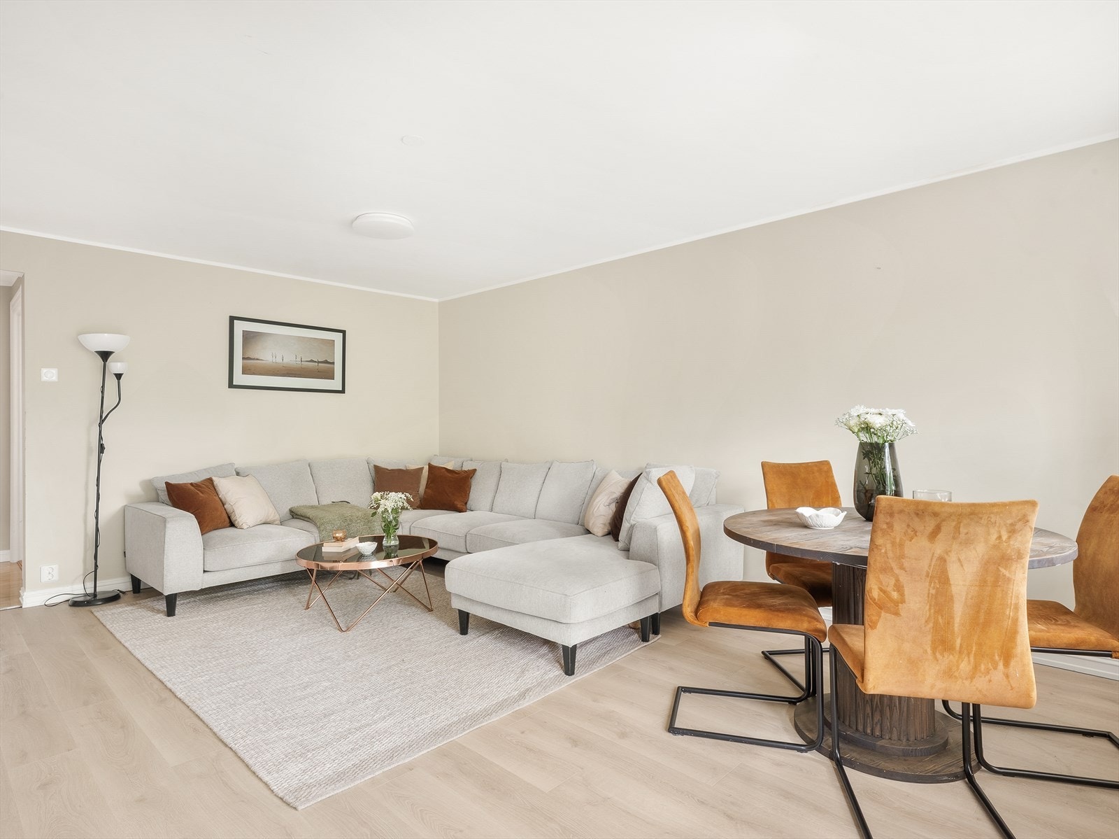 Stuen har plass til sofagruppe, mediemøbler og spisebord. Galleribilde