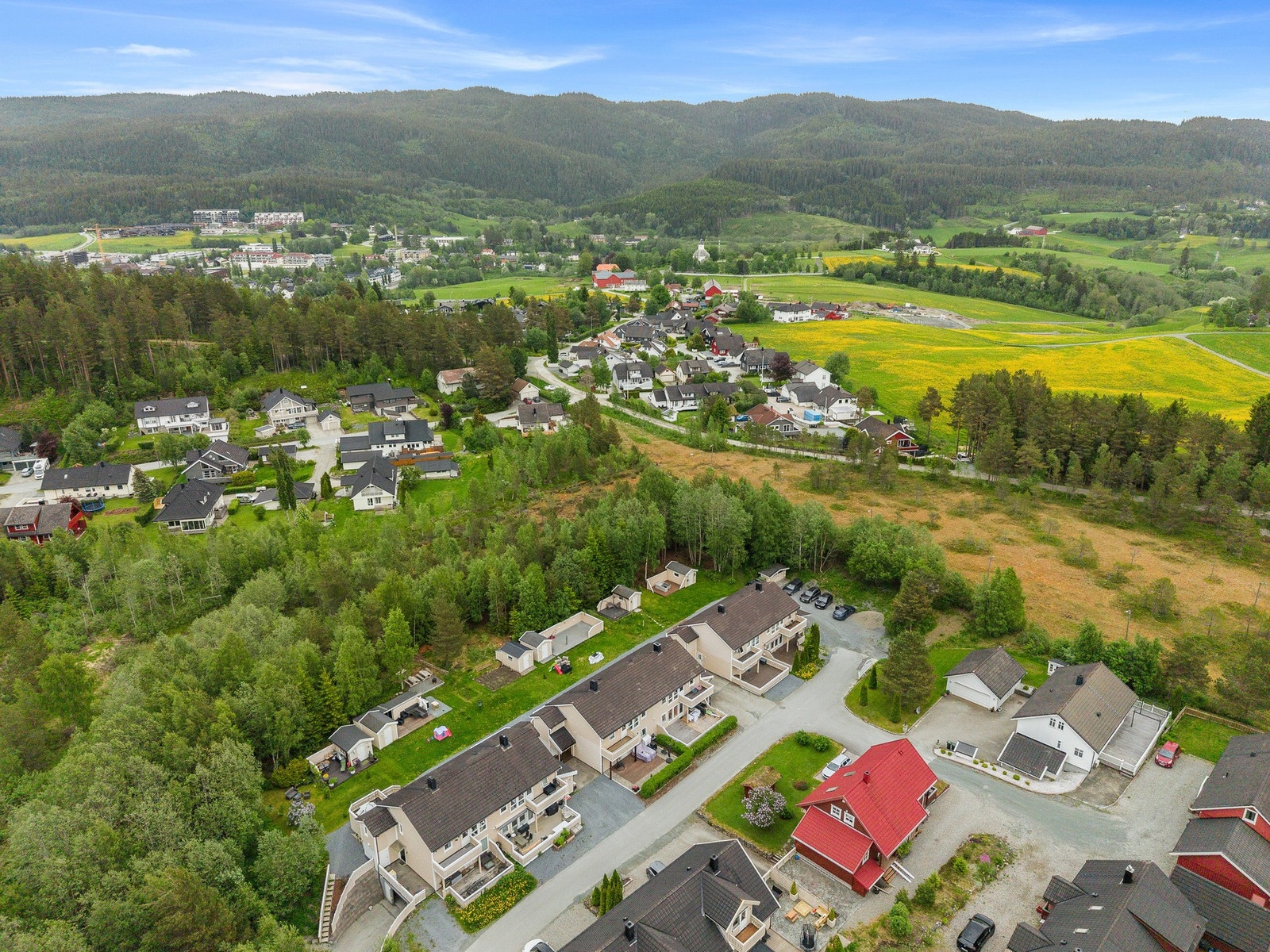 Her er det gangavstand til både skoler og barnehage, og en kort kjøretur inn til Klæbu sentrum med de fleste service fasiliteter. Galleribilde