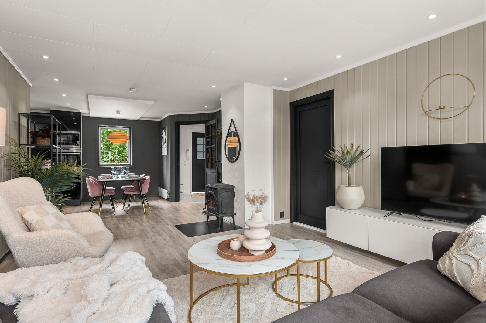 Denne leiligheten passer ypperlig for dem som ønsker et lettstelt hjem i et tilbaketrukket og rolig område. Galleribilde