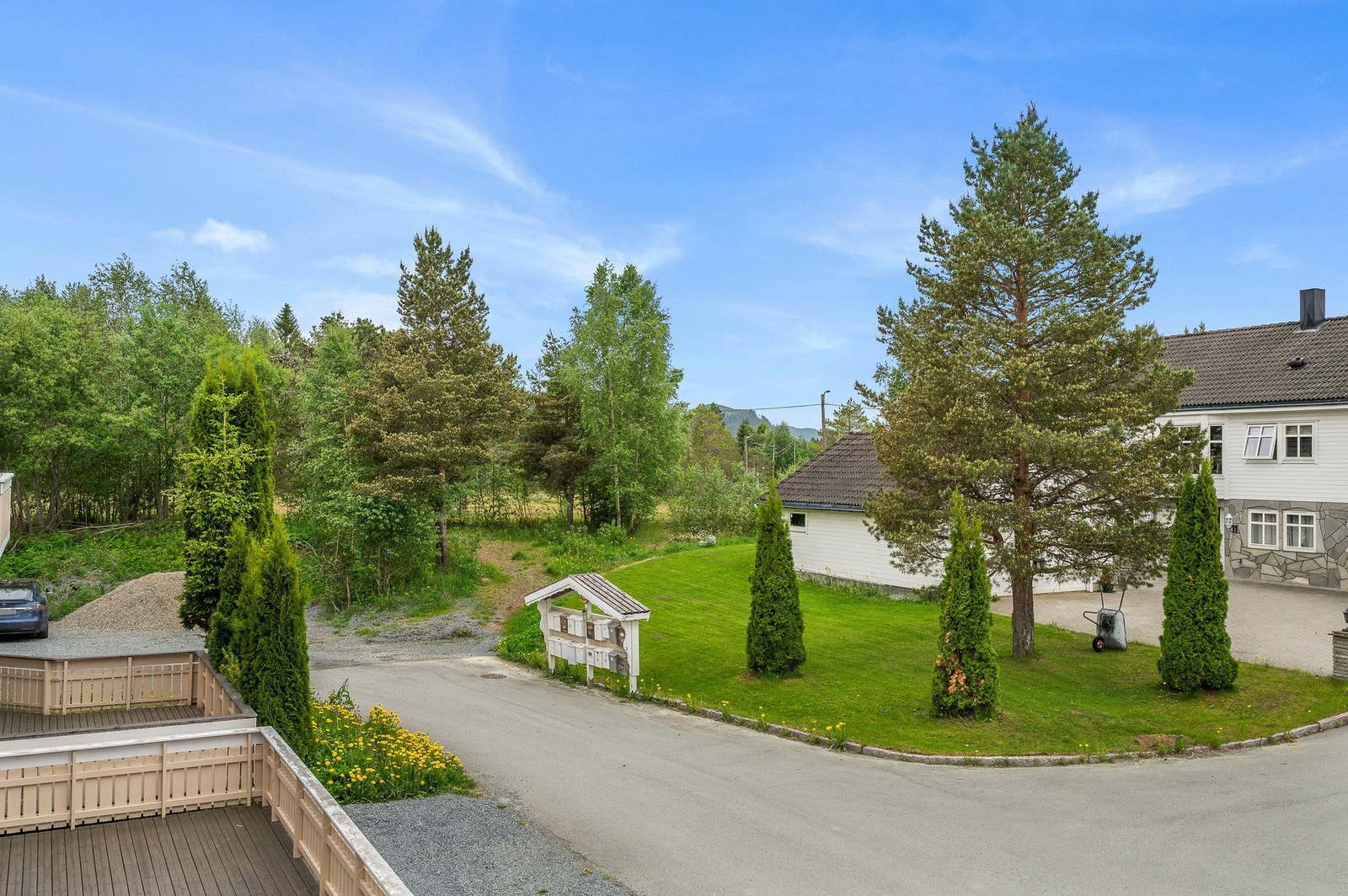 Det er umiddelbar nærhet til skog og mark som byr på gode turmuligheter i lysløype. Galleribilde