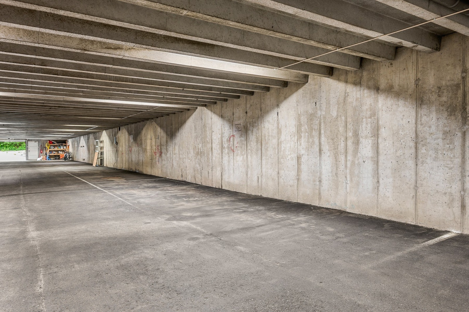 Med leiligheten følger bruksrett til parkering i felles p-kjeller. Galleribilde