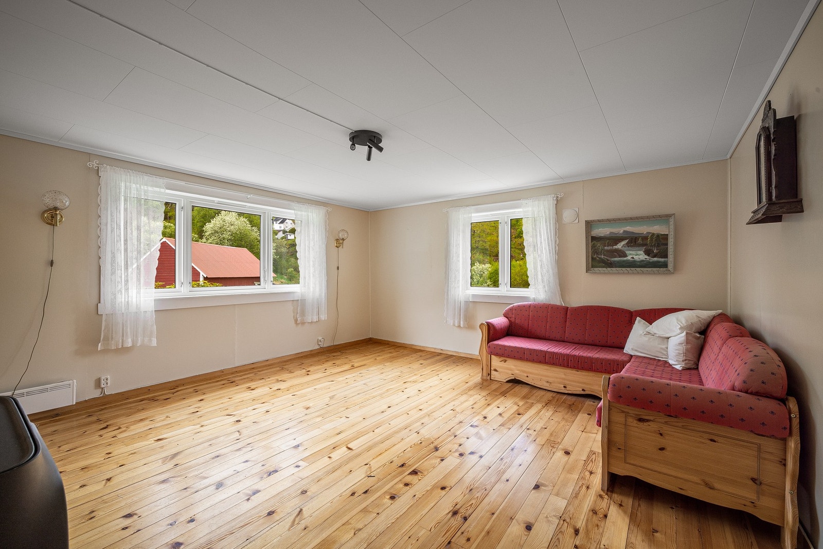 Stue med store vindusflater Galleribilde