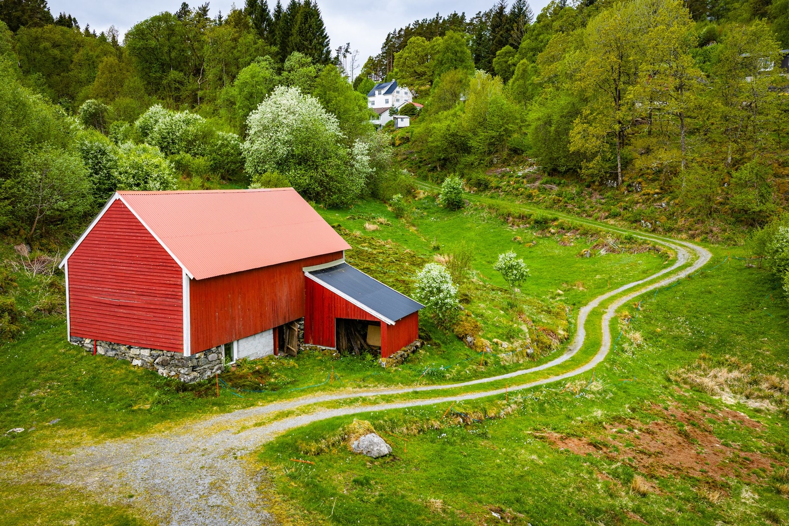Låve med overbygg/tilbygg/leskjul, båser nede i kjelleren oppe stort låverom Galleribilde
