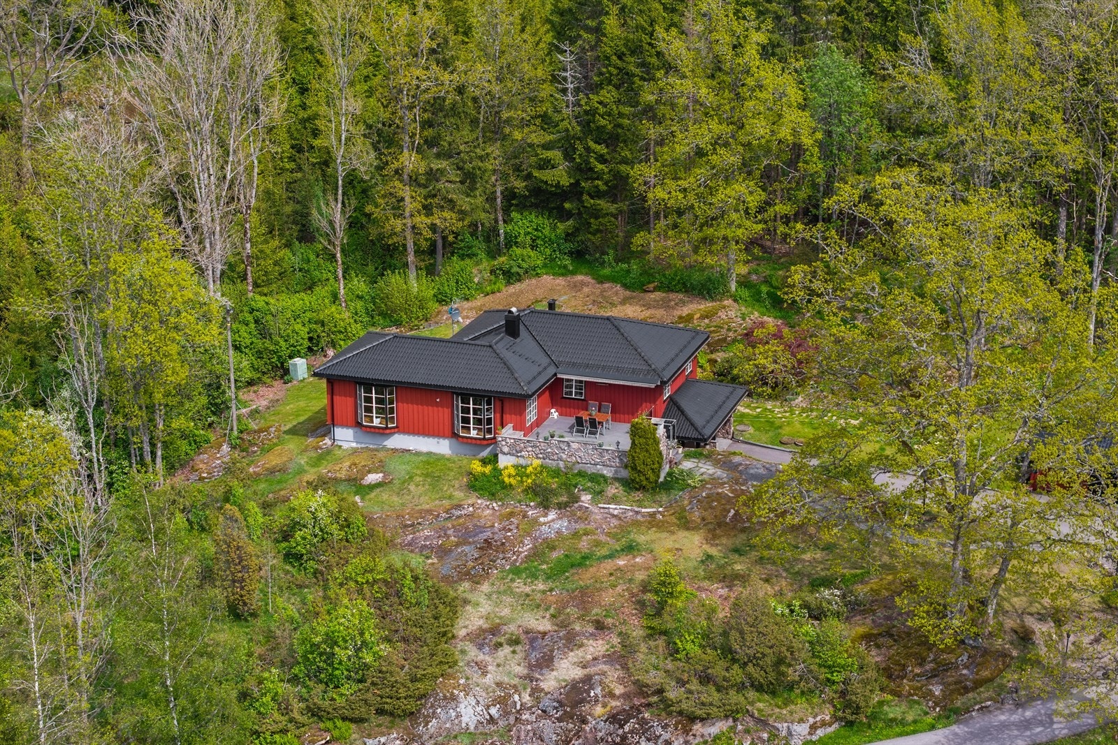Eiendommen ligger høyt og fritt i terrenget med gode solforhold gjennom store deler av dagen og flott utsikt over det vakre kulturlandskapet som omkranser området. Galleribilde