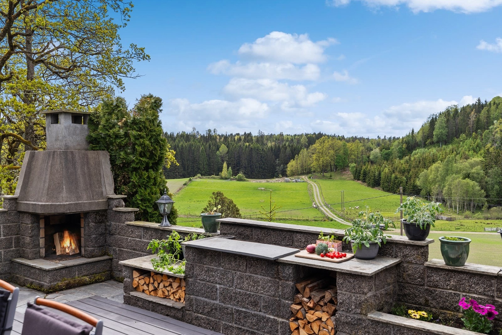 En solid og svært pent utført terrasse er tilpasset terrenget på en naturlig måte og fungerer som et fantastisk samlingspunkt for både hverdag og fest. Galleribilde