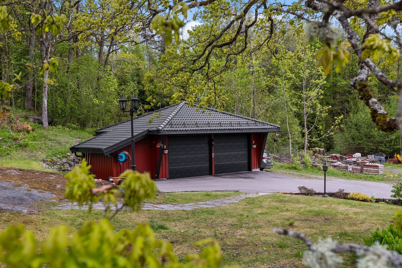 På eiendommen er det en frittstående togarasje fra 1983 med tilhørende bod. Nye garasjeporter ble installert i 2023. Taket på garasjen ble skiftet i 2016. Galleribilde