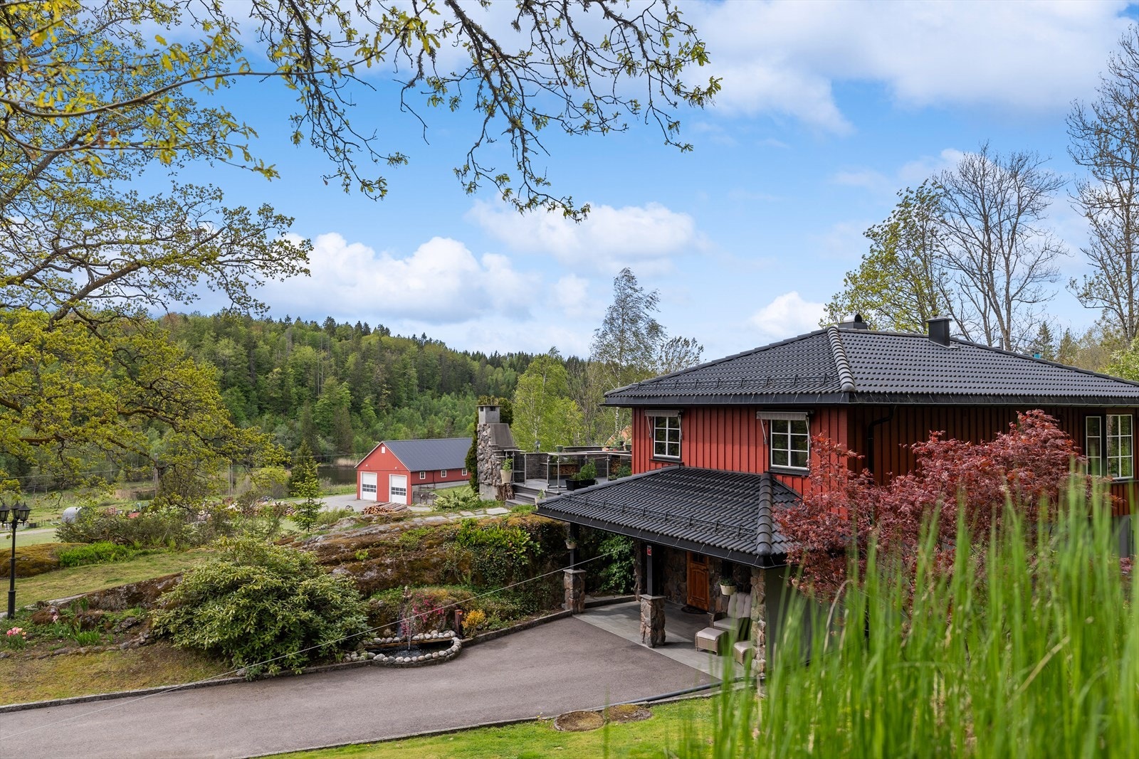 Her kan man følge årstidenes skiftninger fra første rad, med åpne jorder, beitemarker og skogkledde åser som danner en idyllisk ramme rundt eiendommen. Galleribilde