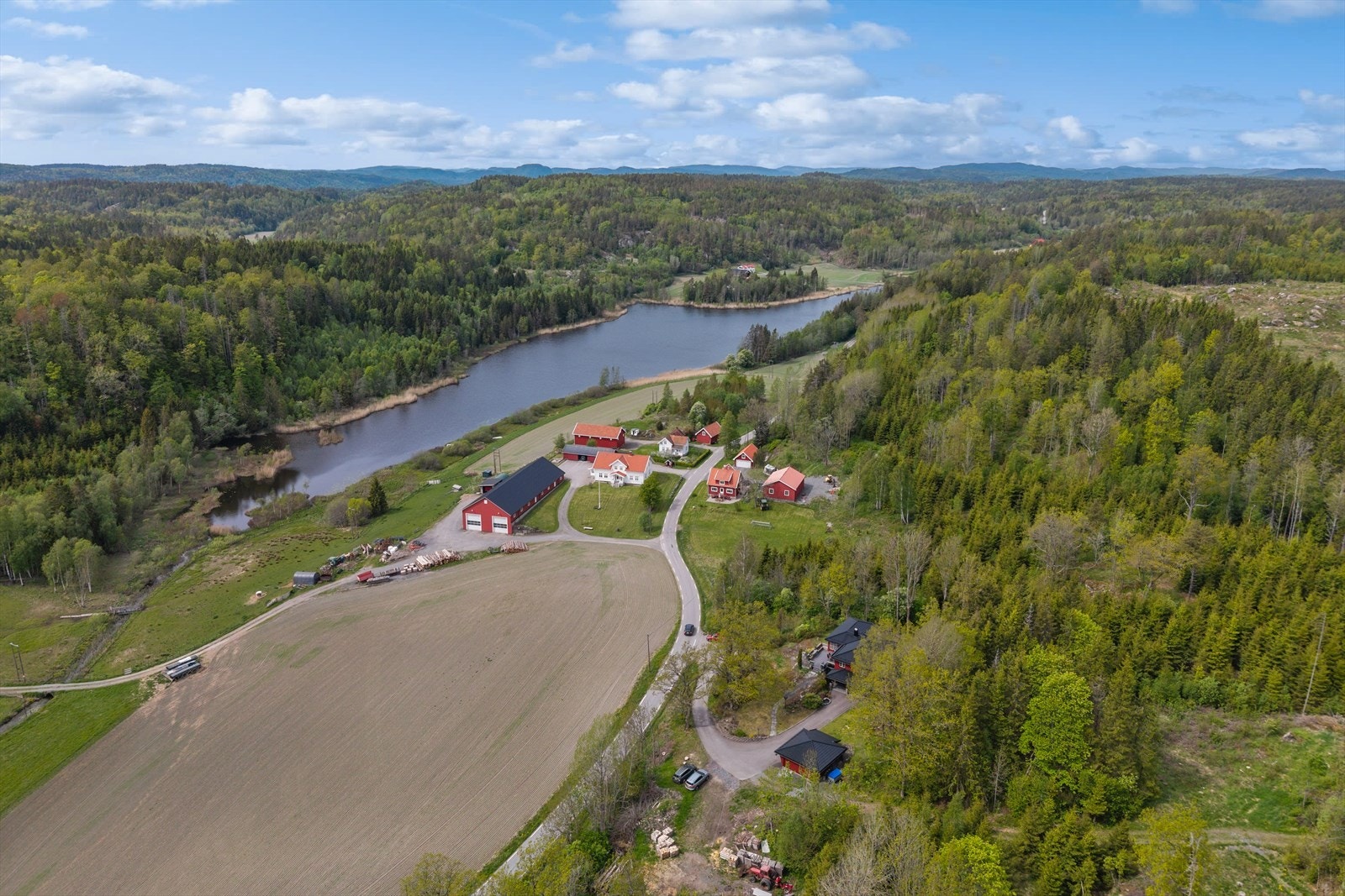 Eiendommen har en attraktiv beliggenhet på Skinnmo/Mørk, i et fredelig og landlig område mellom Sandefjord og Larvik. Her bor du tilbaketrukket i naturskjønne omgivelser, omgitt av skogkledde åser, åpne jorder og et vakkert kulturlandskap. Galleribilde