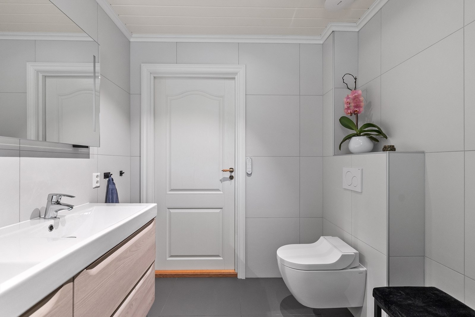 Badet i hovedetasjen ble oppgradert i 2019 og fremstår som moderne, stilrent og funksjonelt. Galleribilde