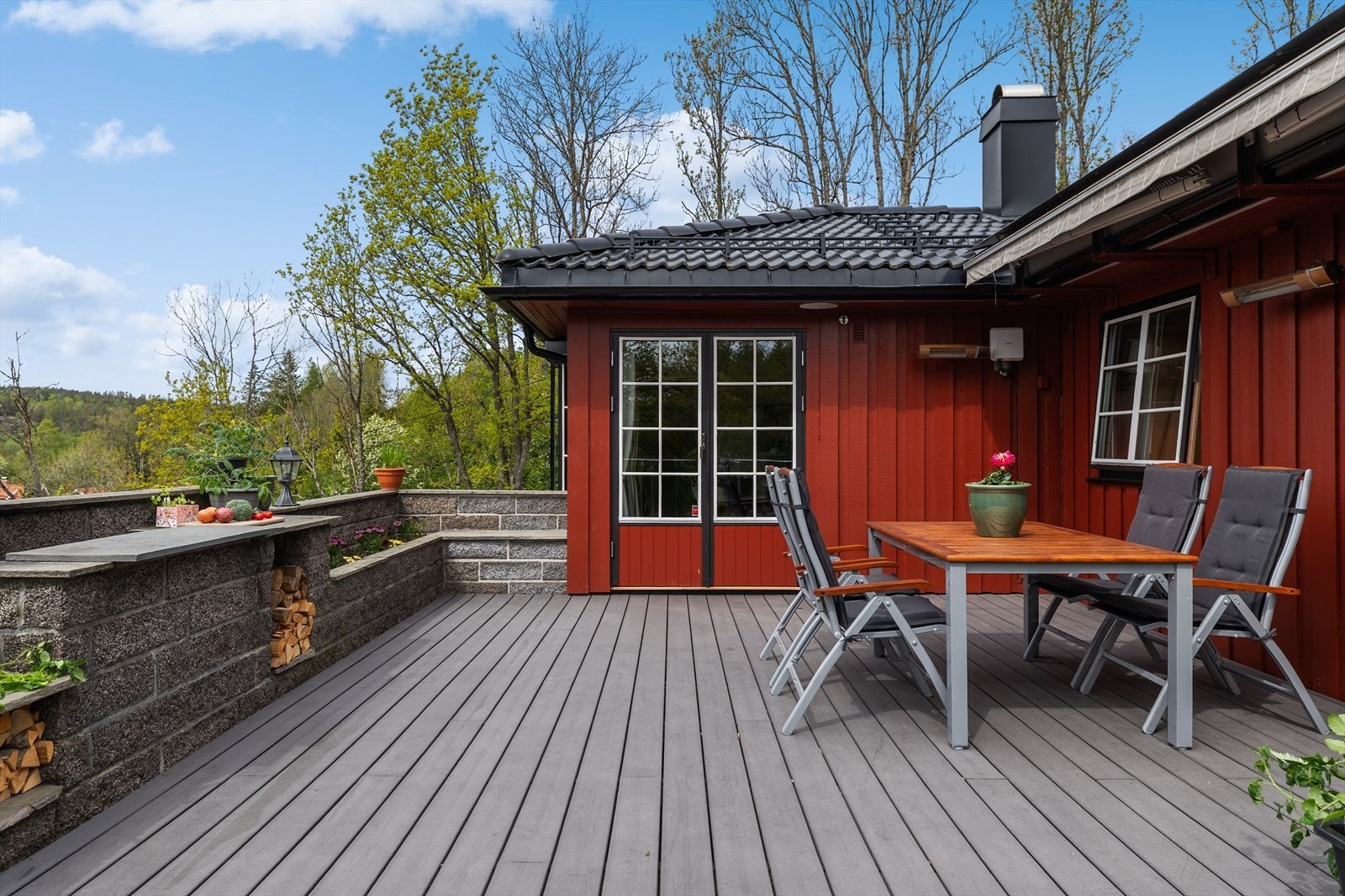 Fra stuen er det direkte utgang til en flott og romslig terrasse på ca. 35 m², som danner en naturlig forlengelse av boligens oppholdsarealer i sommerhalvåret. Galleribilde
