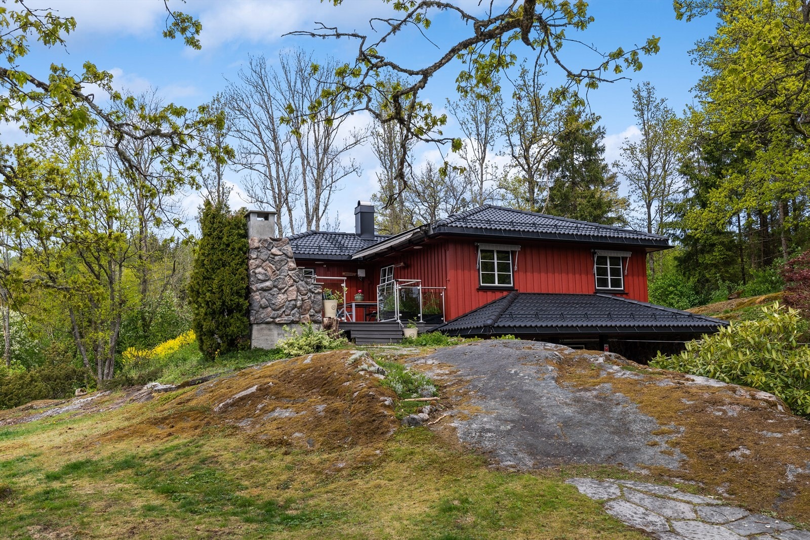 For den naturglade er dette en beliggenhet som virkelig må oppleves. Bare noen få skritt fra husveggen venter skogen med sine mange muligheter for rekreasjon og naturopplevelser. Galleribilde