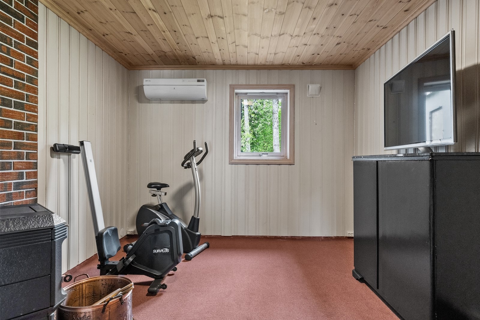 Stuen i underetasjen er et fleksibelt rom som kan innredes etter behov, for eksempel som TV-stue eller treningsrom. Galleribilde