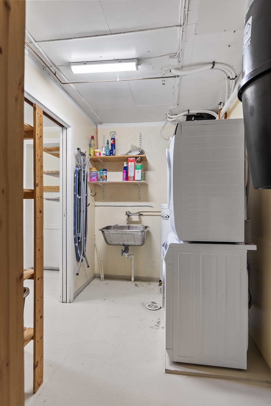 Rommet har opplegg for både vaskemaskin og tørketrommel, samt gode muligheter for håndtering av klesvask og oppbevaring av rengjøringsutstyr. Galleribilde