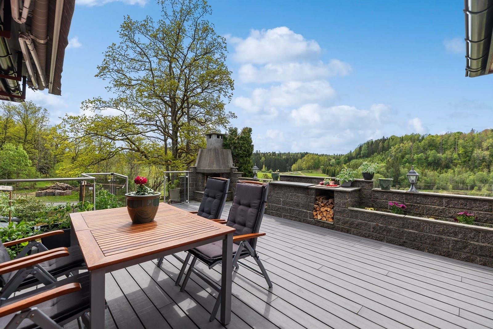 Terrassen er utstyrt med stilrent glassrekkverk som ivaretar utsikten mot de naturskjønne omgivelsene og gir et moderne og eksklusivt preg. Her er det rikelig med plass til både spisegruppe, lounge-møbler og hyggelige sammenkomster med familie og venner. Galleribilde