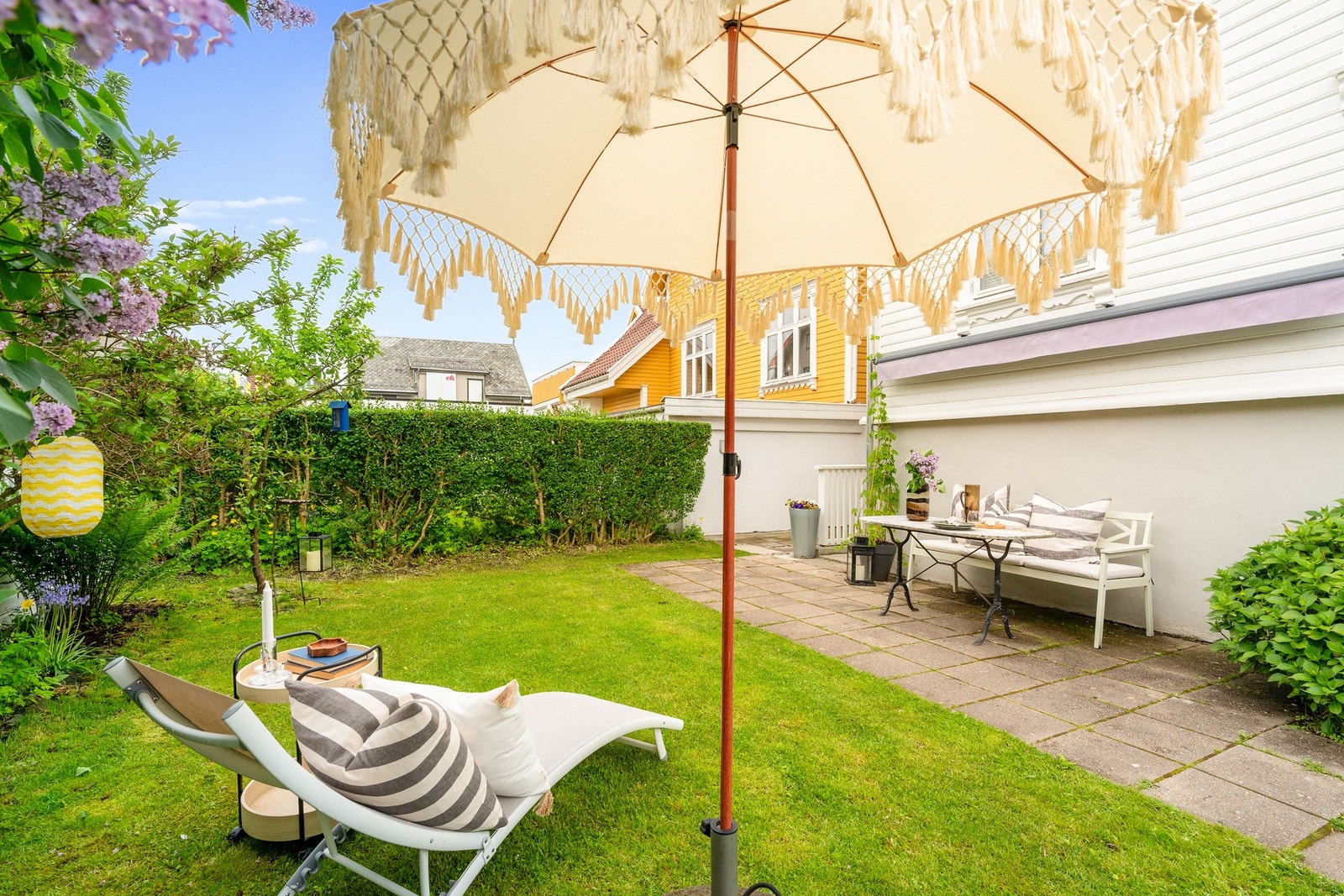 Solforholdene er svært gode. Om sommertiden har hagen og eiendommen sol fra morgen til rundt kl. 19.30, med enkelte områder som beholder solen enda lenger. Galleribilde