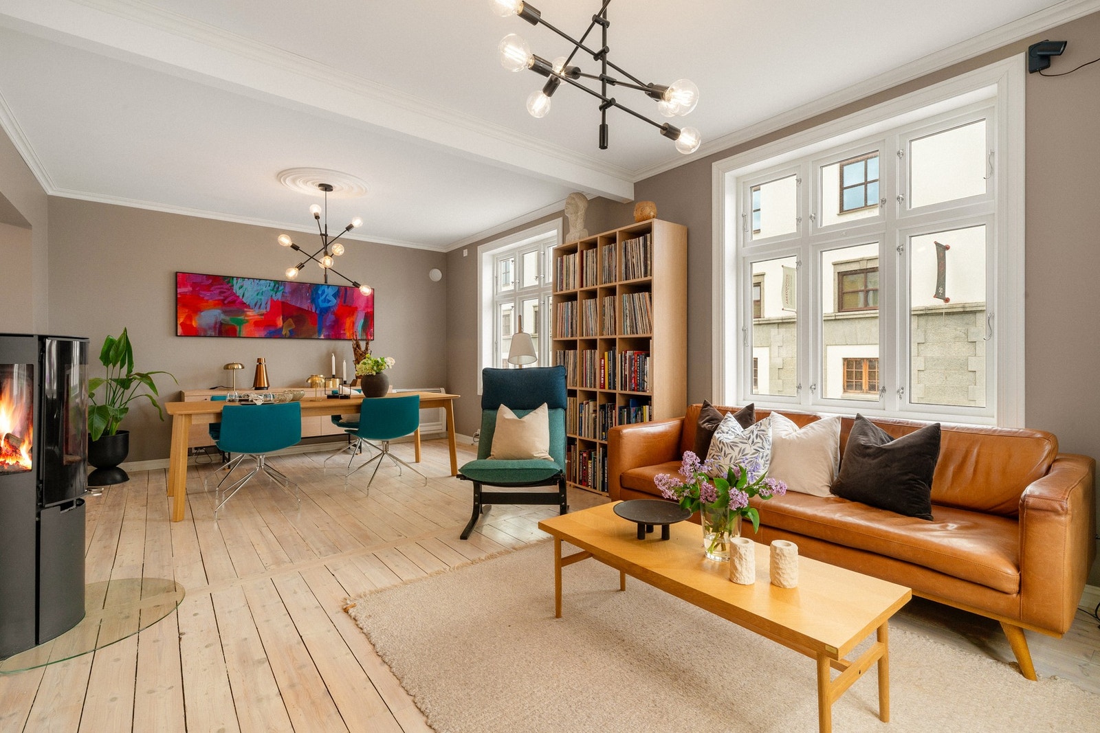 Stuen er stor, lys og stemningsfull, med god plass til både en romslig sofagruppe og et stort spisebord. Galleribilde