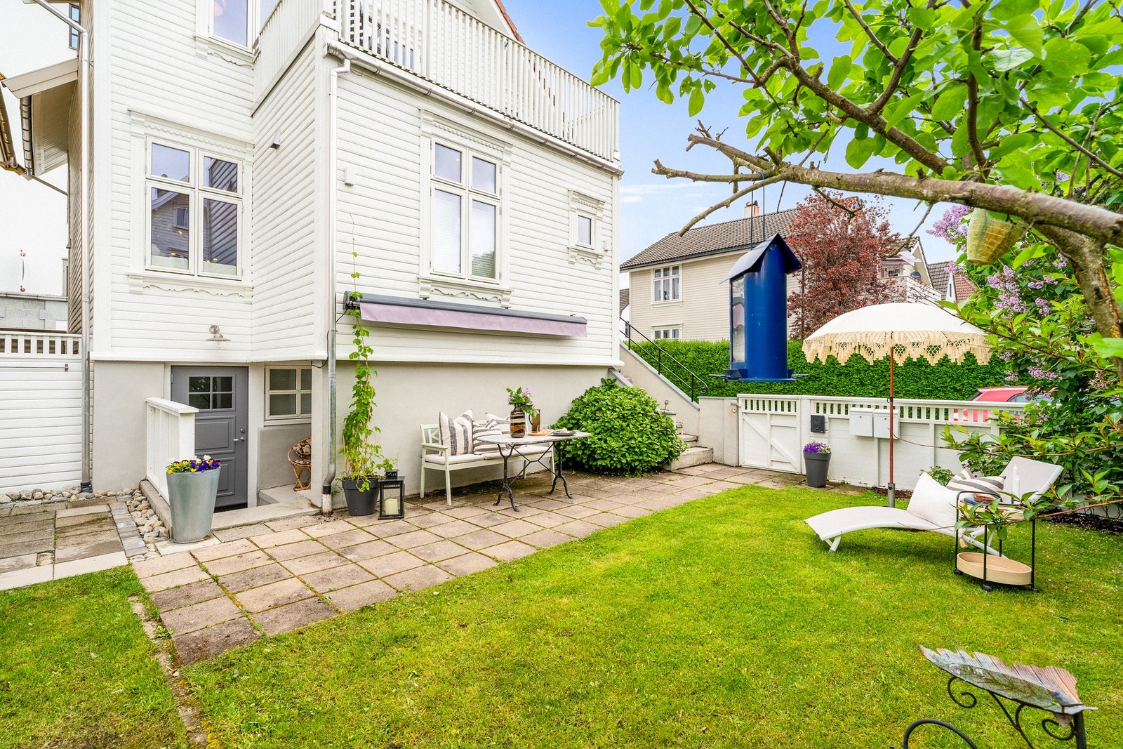 Hagen er opparbeidet med gressplen og variert beplantning, blant annet syriner, klokkebusk, roser, hortensia, plommetre og vintergrønn hekk mot naboen. Galleribilde