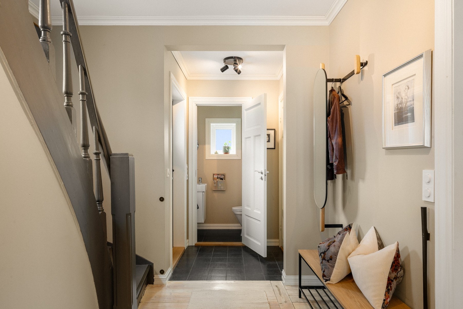 Fra hallen er det enkel tilgang til både oppholdsrommene, badet og gjestetoalettet. Galleribilde