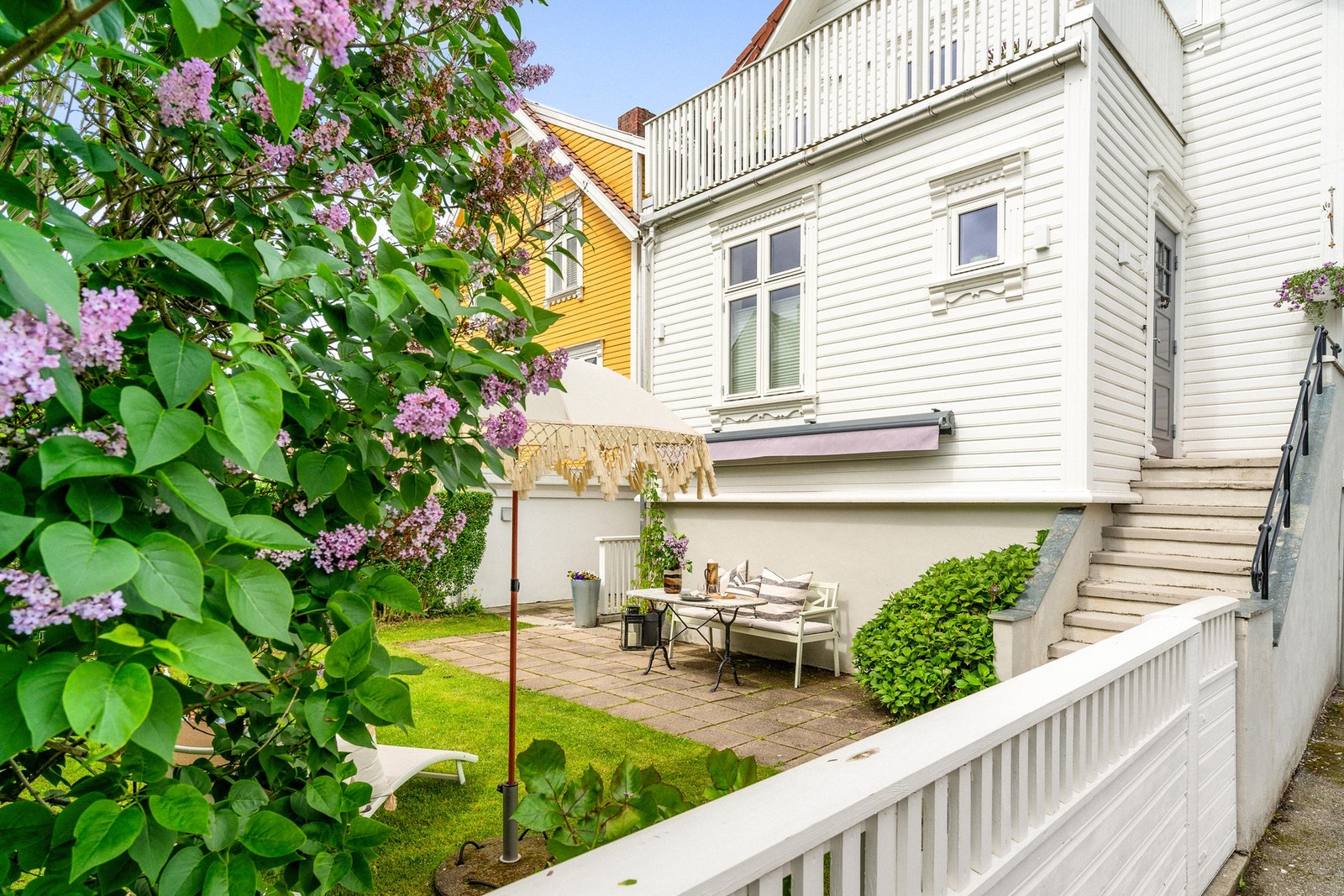 Her bor du svært sentralt på Våland, samtidig som eiendommen oppleves lun, frodig og tilbaketrukket. Galleribilde