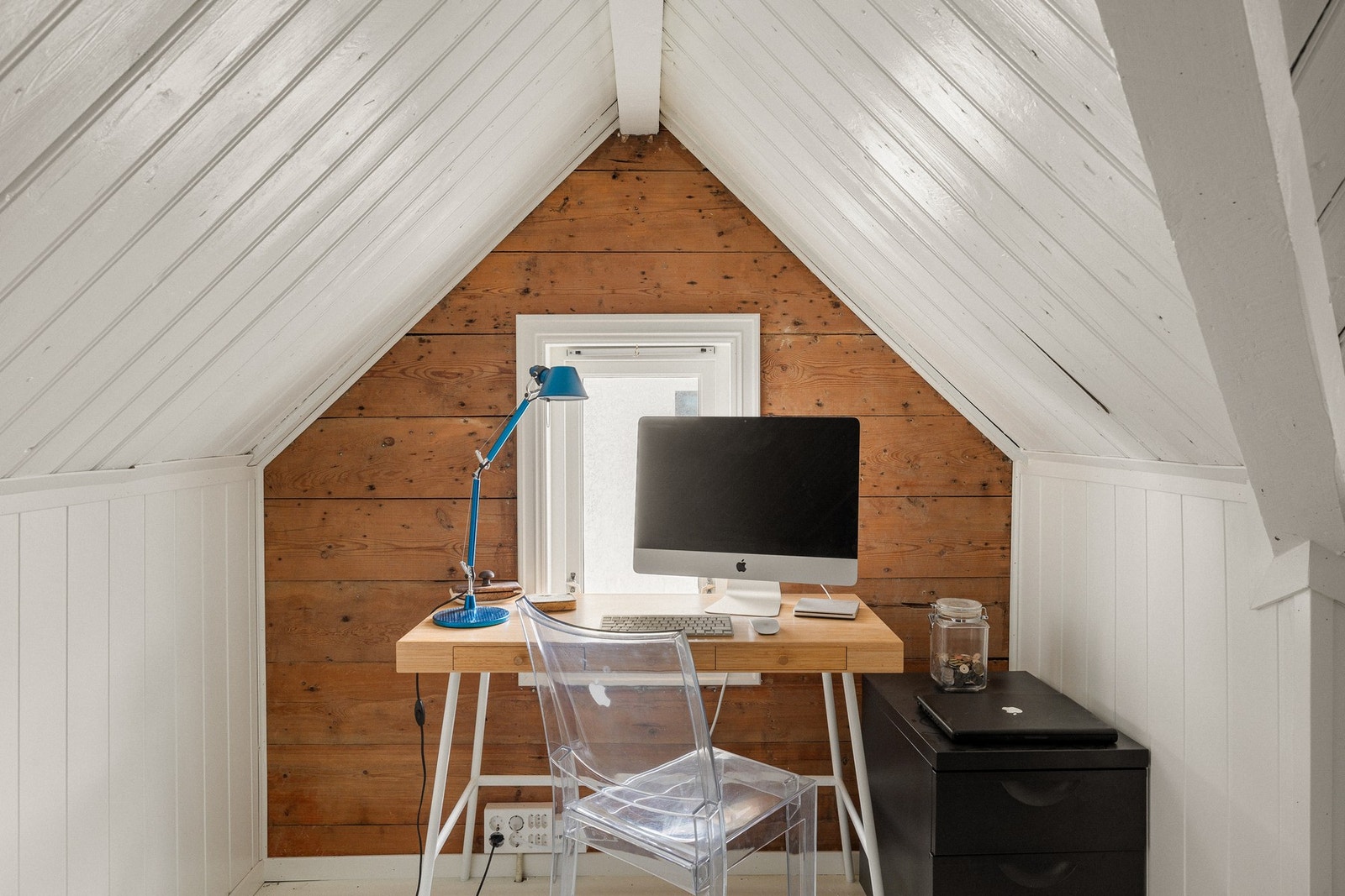 På loftet er det god lagringsplass, og man kan ha en liten arbeidsstasjon ved vinduet. Galleribilde