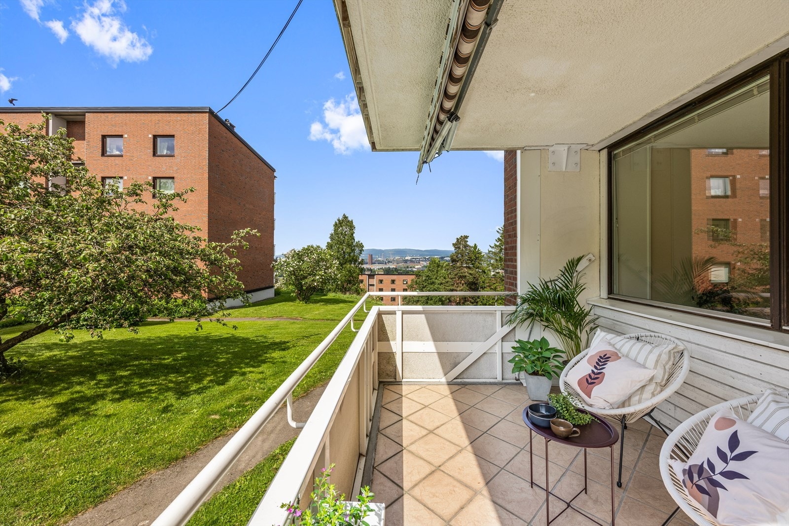 Fra stuen er det utgang til sydvestvendt balkong på ca. 10 m² med gode solforhold. Balkongen har flislagt dekke, markise og god plass til utemøbler og beplantning. Galleribilde