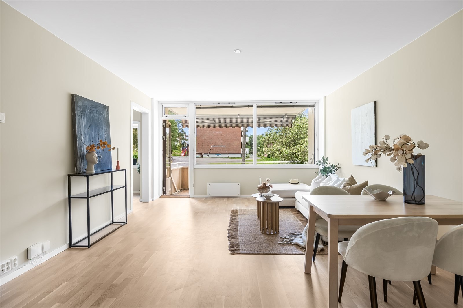Romslig stue med plass til både sofagruppe og spiseplass. Galleribilde