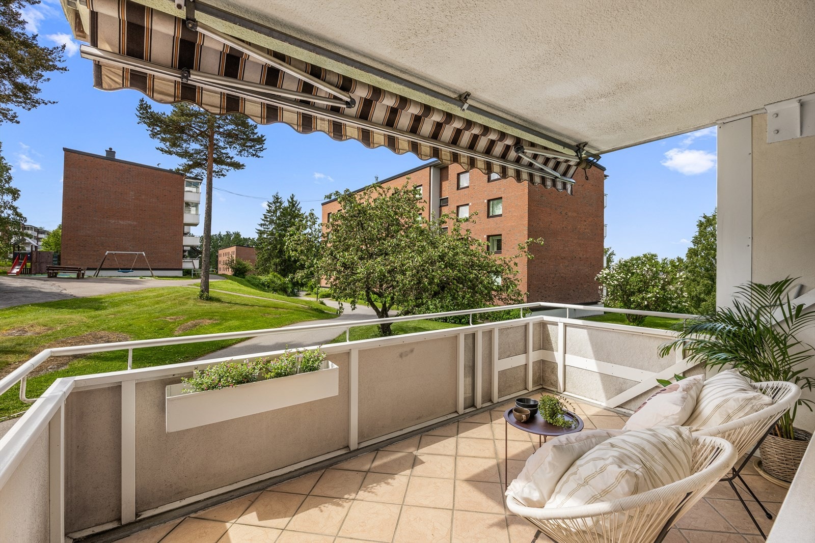 Fra stuen er det utgang til sydvestvendt balkong på ca. 10 m² med gode solforhold. Balkongen har flislagt dekke, markise og god plass til utemøbler og beplantning. Galleribilde