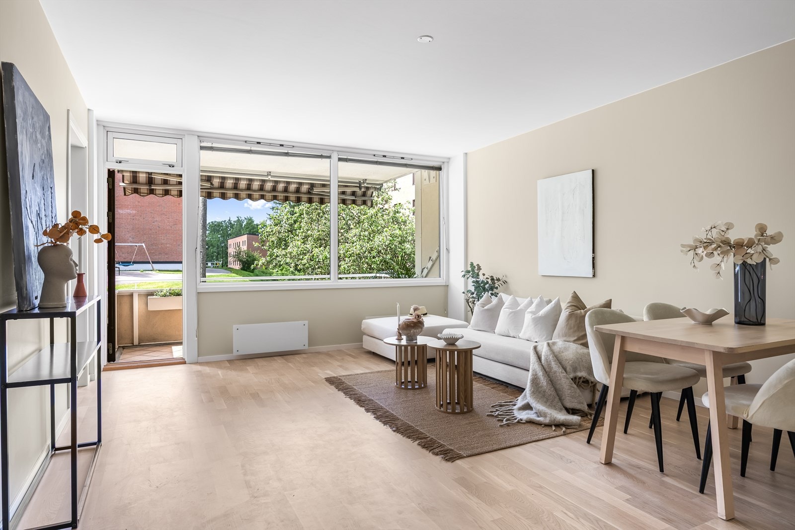 Romslig stue med plass til både sofagruppe og spiseplass. Galleribilde