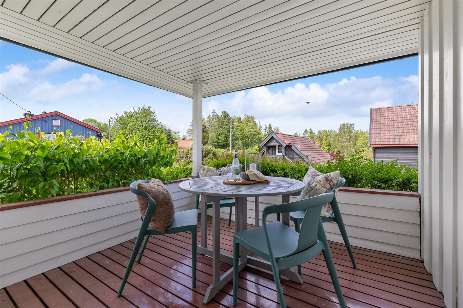 Den overbygde verandaen på 7 m² er et lunt og hyggelig uterom med plass til sittegruppe. Galleribilde