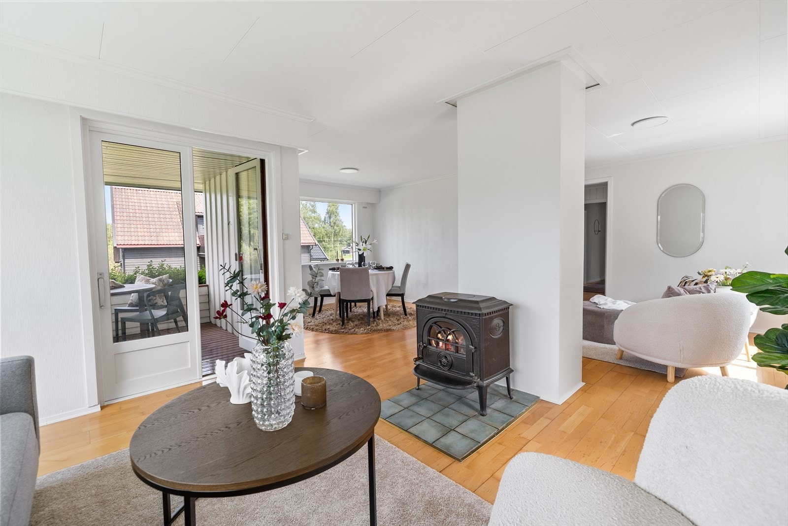 Store oppholdsflater, gode møbleringsmuligheter og en praktisk planløsning gjør dette til et rom som passer perfekt for både familieliv og sosialt samvær. Galleribilde