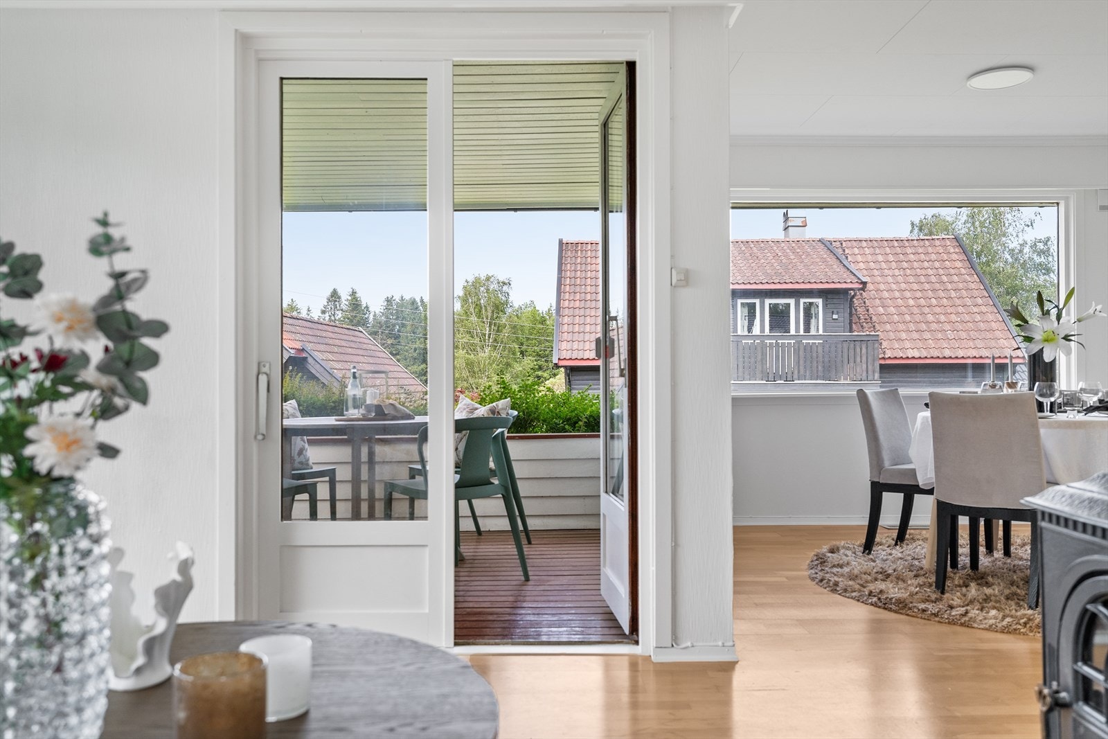 Utgangen til verandaen binder inne- og uteområdene sammen. Galleribilde