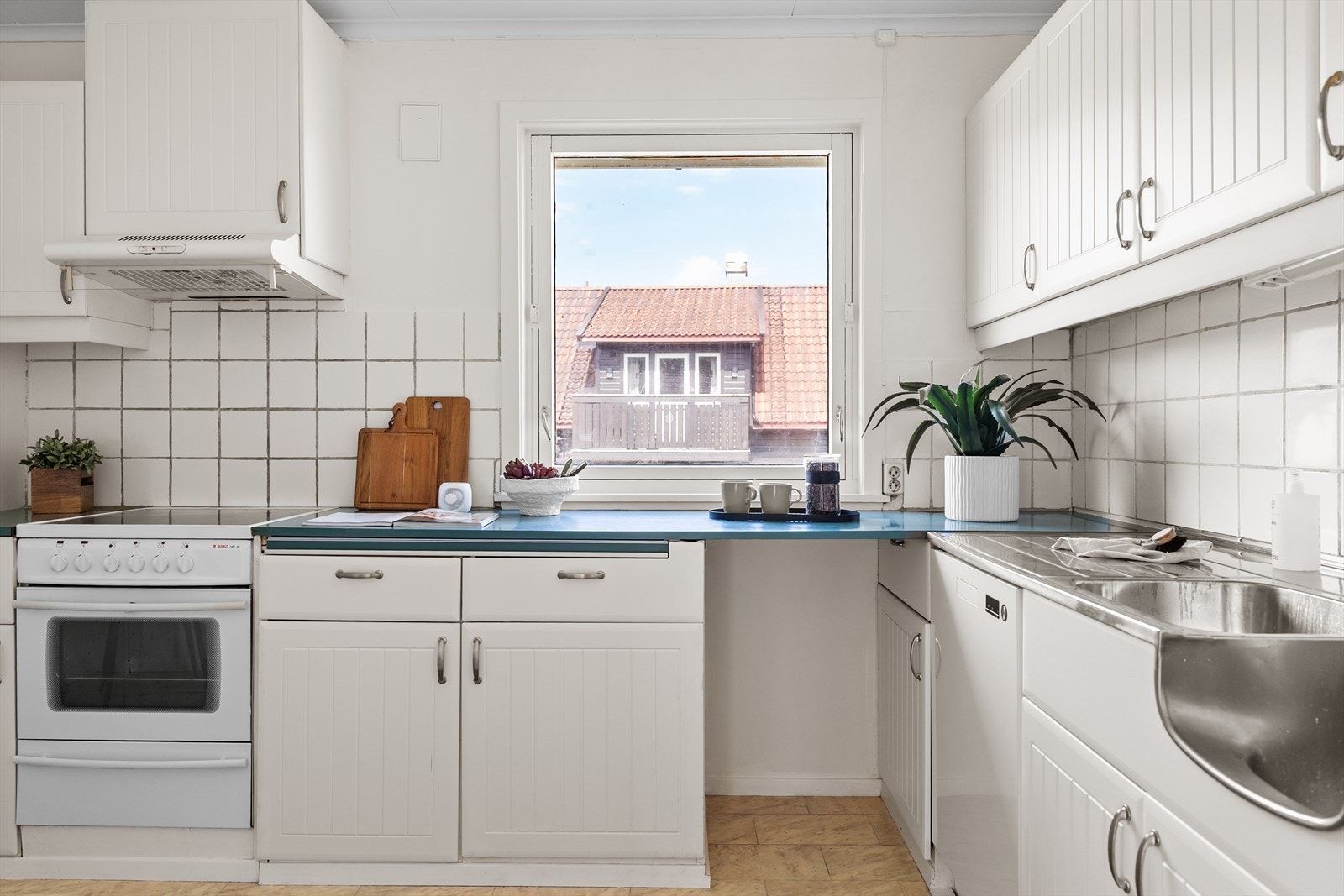 Laminatbenkeplaten byr på gode arbeidsflater, og den store rustfrie kummen med beslag gjør kjøkkenarbeidet praktisk og effektivt i hverdagen. Galleribilde