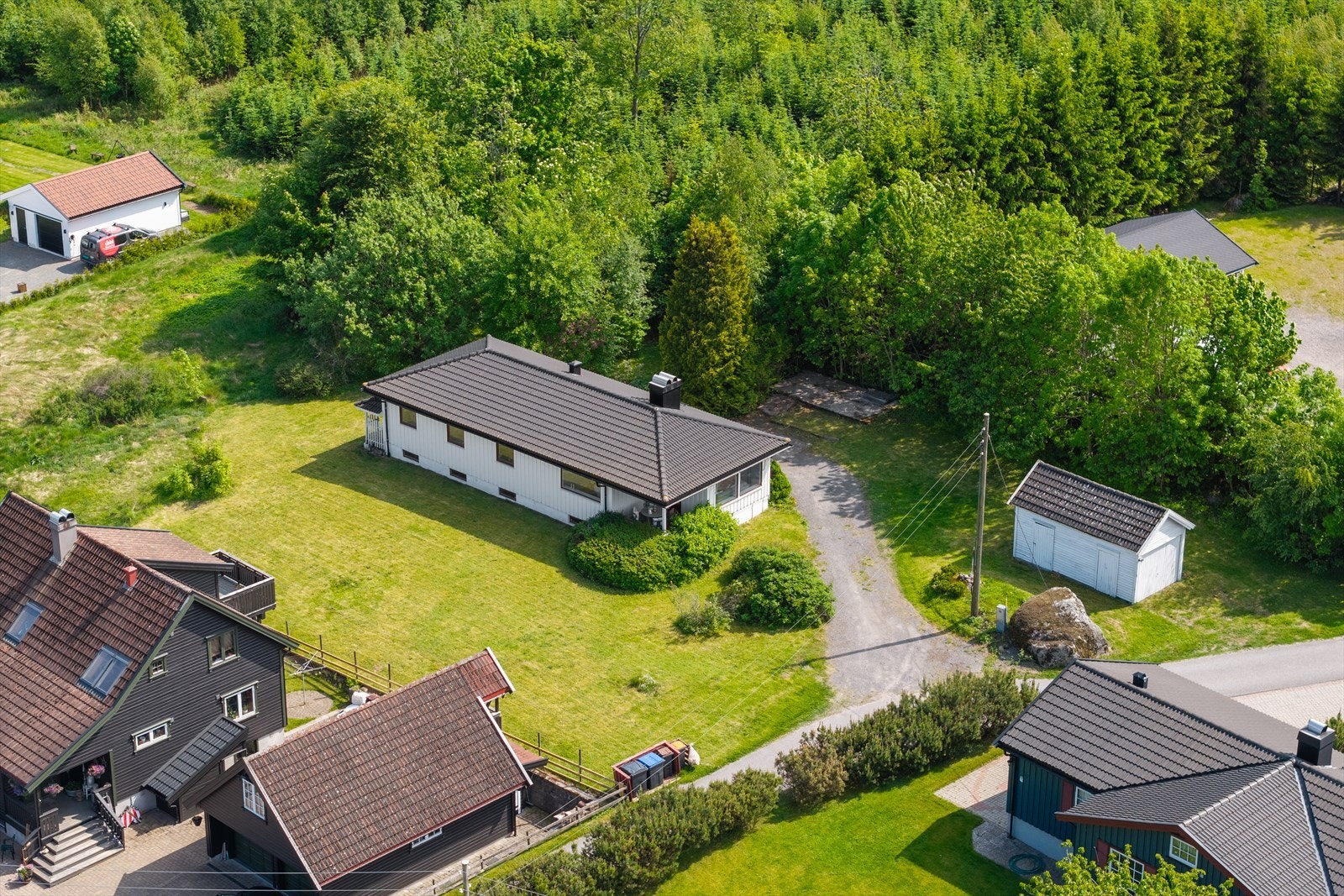 Uteområdet fremstår som lettstelt og byr på gode muligheter for videre tilpasning og utvikling etter egne ønsker og behov. Galleribilde