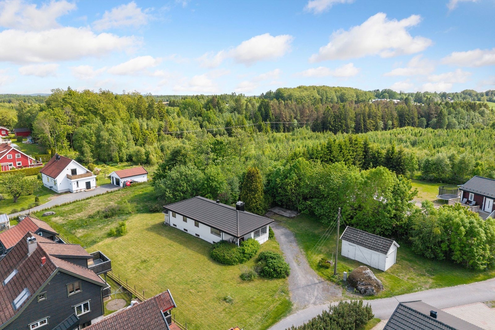 Eiendommen ligger i et rolig og barnevennlig område med nærhet til skog og mark. Galleribilde