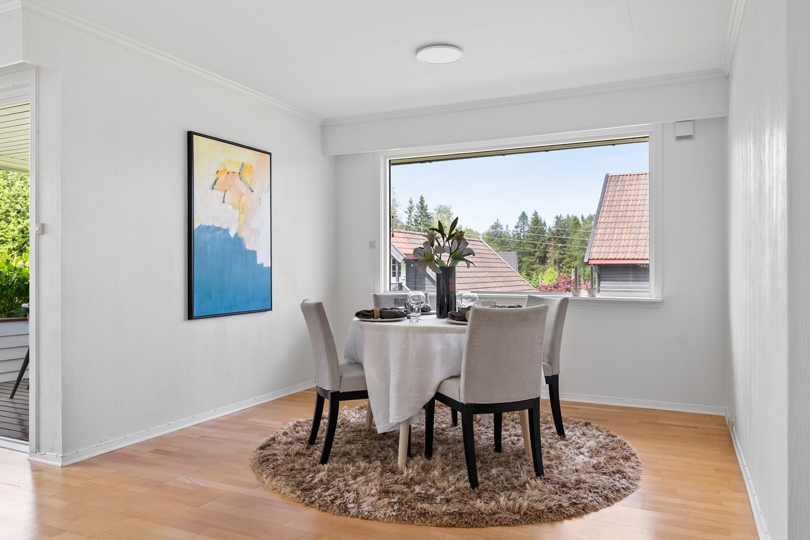 Spisestuedelen ligger i en åpen og naturlig forbindelse med stuen, noe som skaper en sosial og luftig atmosfære. Her er det god plass til et stort spisebord hvor familie og venner kan samles til både hverdagsmiddager og festlige anledninger. Galleribilde