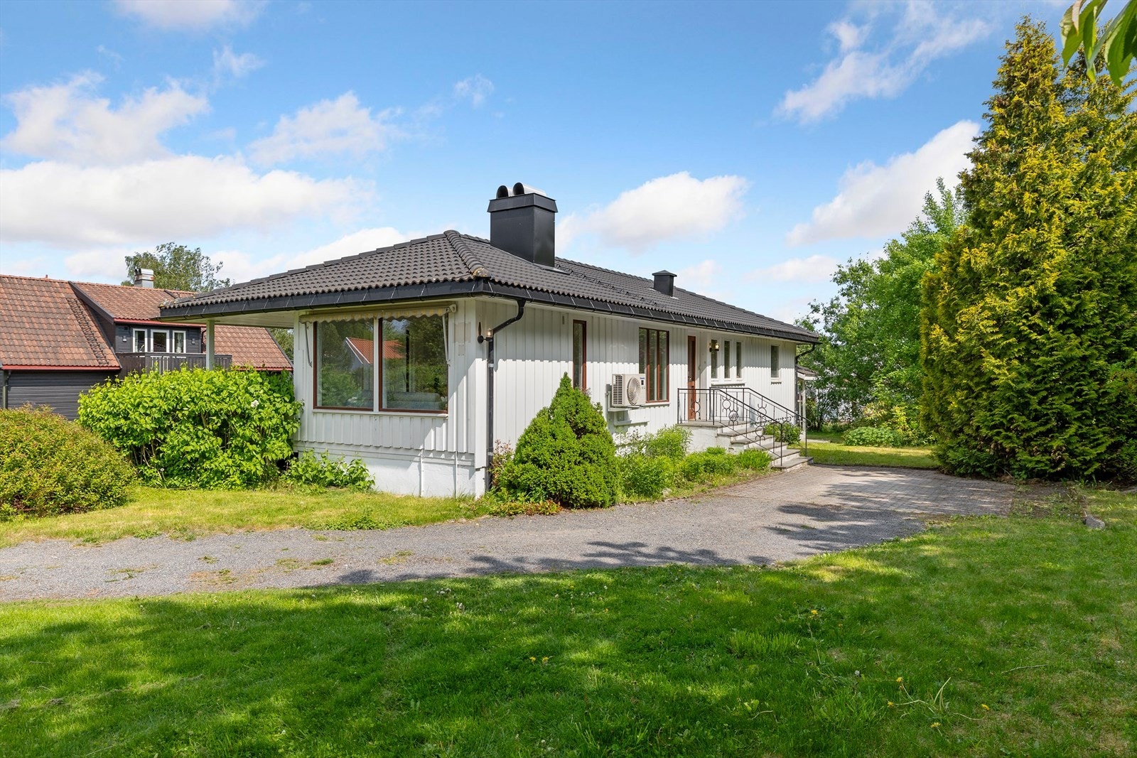 Gårdsplassen er gruset og byr på gode parkeringsmuligheter for flere biler, samtidig som den gir enkel adkomst til boligen. Galleribilde