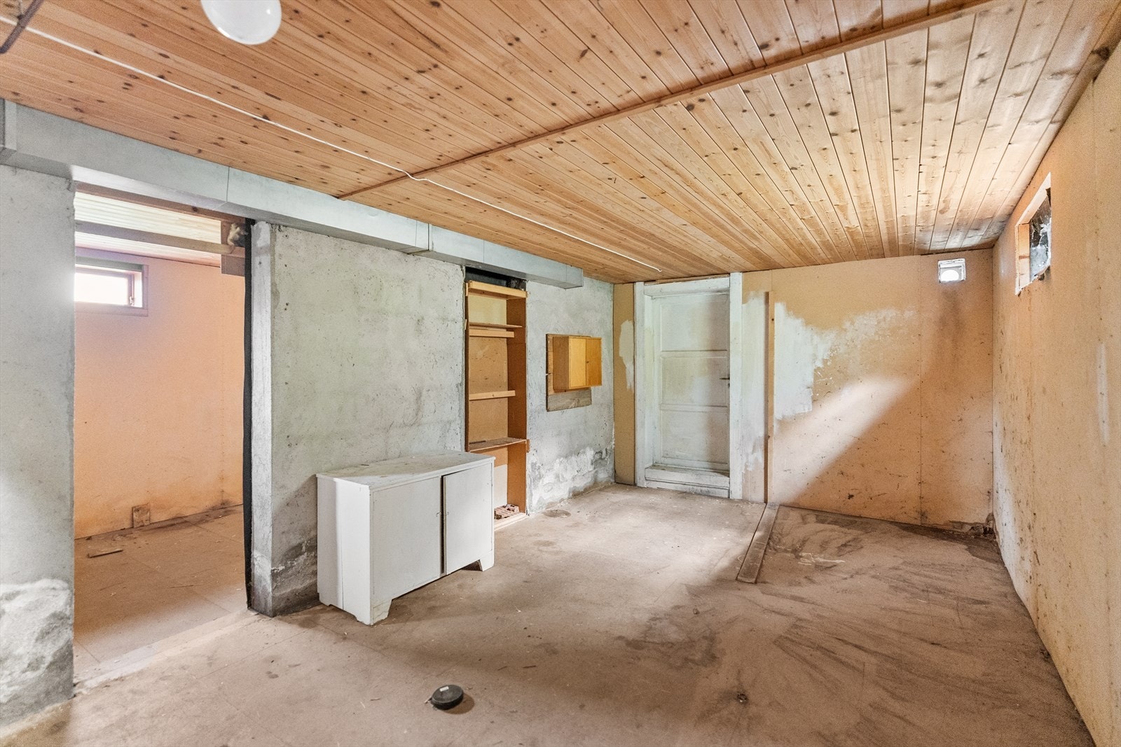 Grovkjelleren har en takhøyde på rundt 2,3 meter og betonggulv. Galleribilde