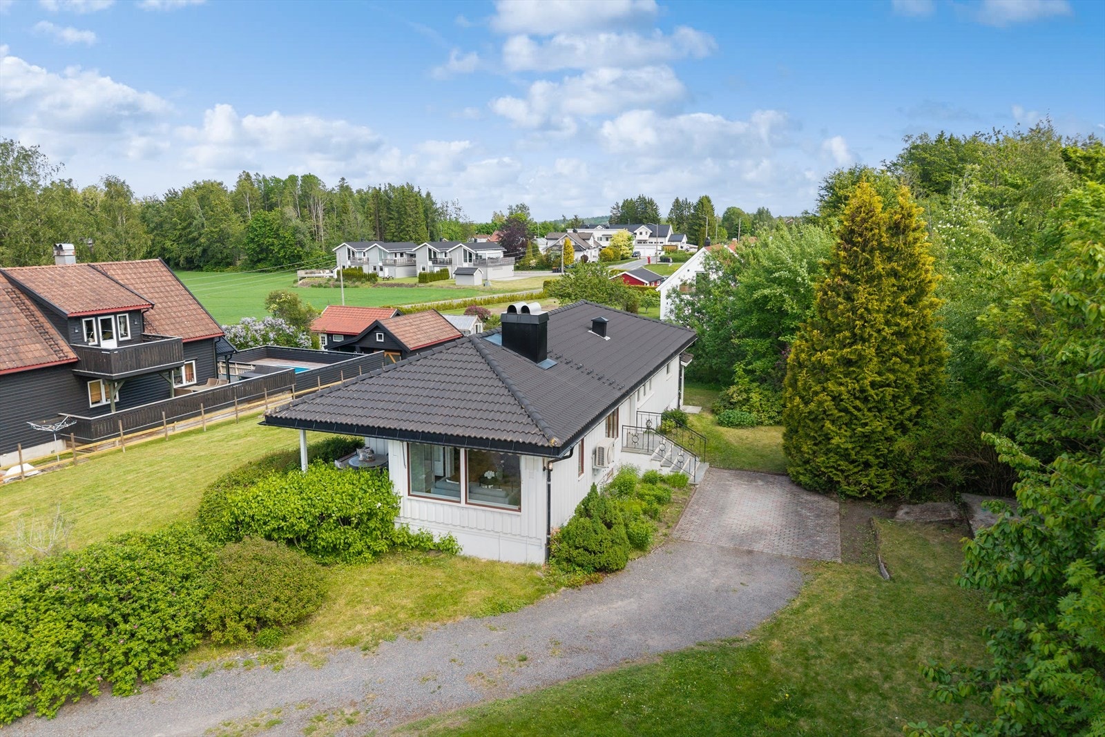 Eiendommen ligger skjermet og landlig til på Fevang, i et etablert og trivelig boligområde bestående hovedsakelig av eneboliger på romslige tomter. Galleribilde