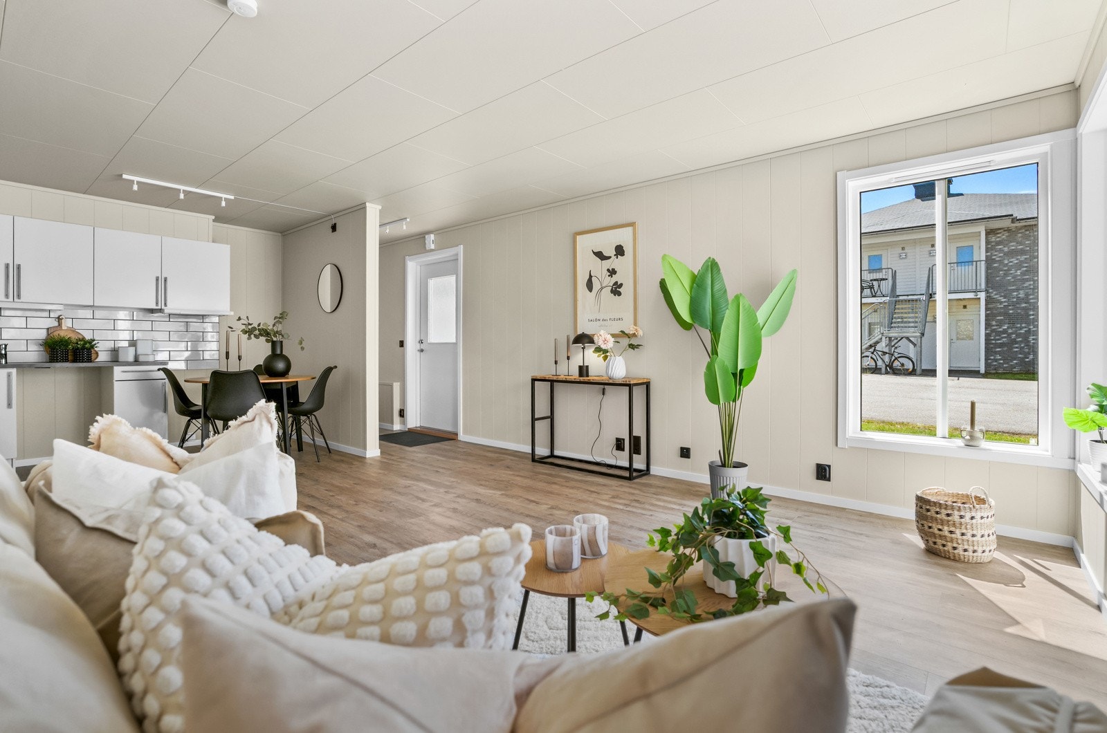 Lys og innbydende stue med god avsatt plass til sofainnredning og TV-bord Galleribilde