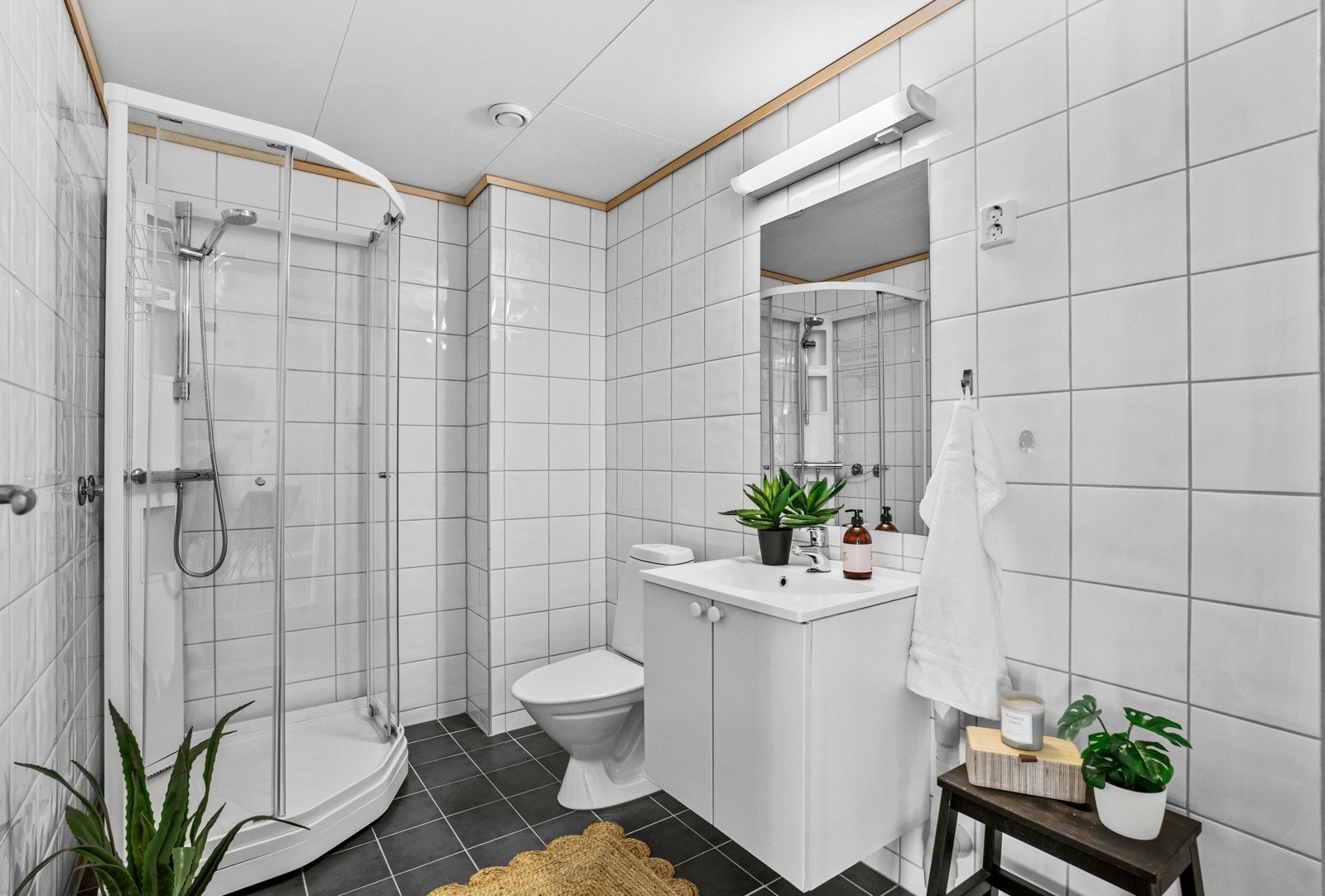 Pent bad fra 2009, med flislagte overflater og varmekabler i gulv. Badet er gitt TG2. Galleribilde