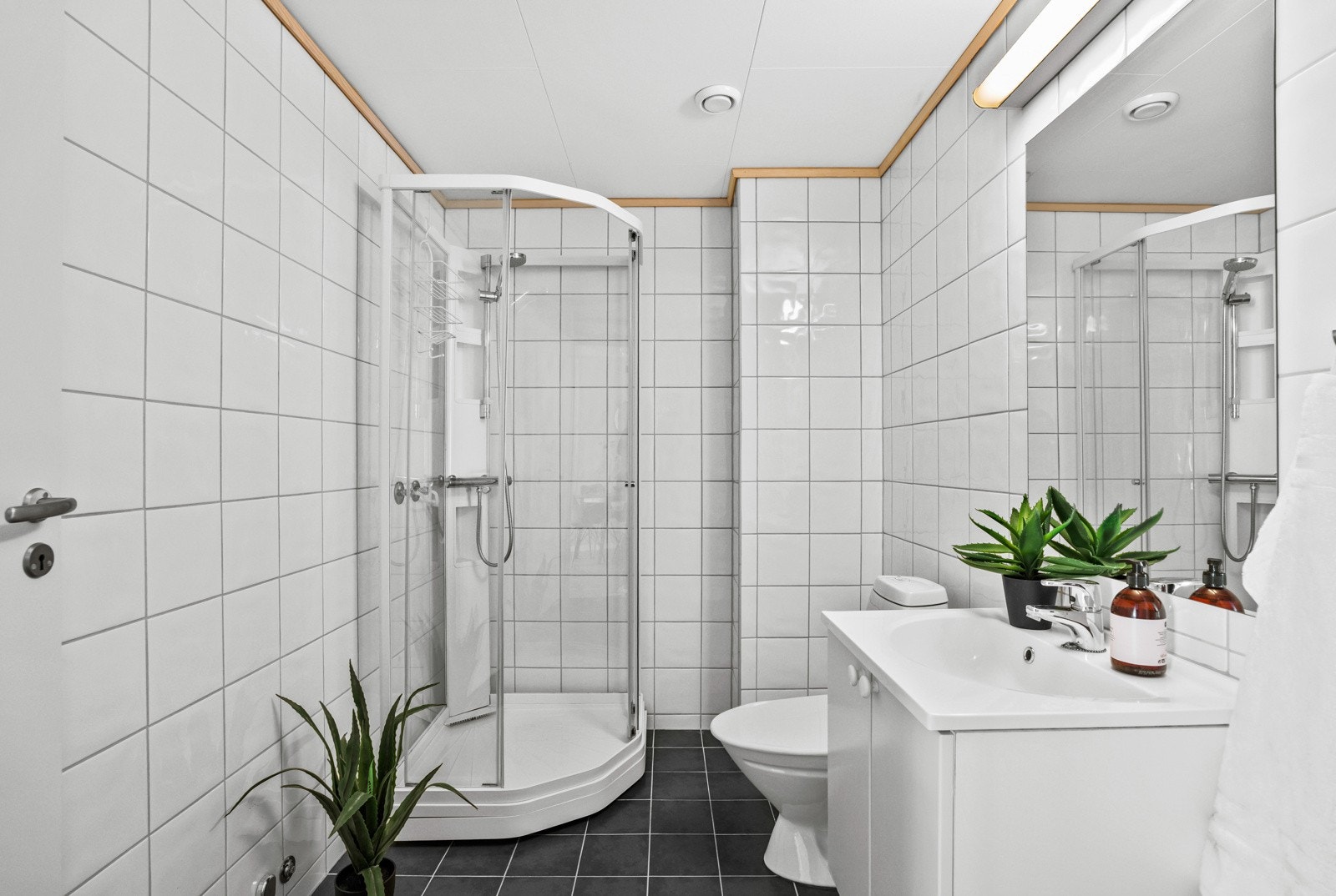 Pent bad fra 2009, med flislagte overflater og varmekabler i gulv. Badet er gitt TG2. Galleribilde