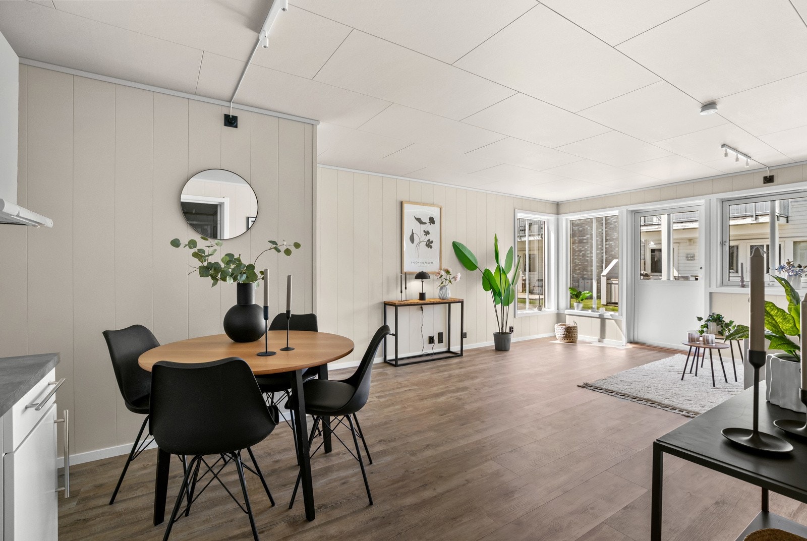 Fin avsatt plass til å sette inn et spisebord i nærhet til kjøkkenet. Galleribilde