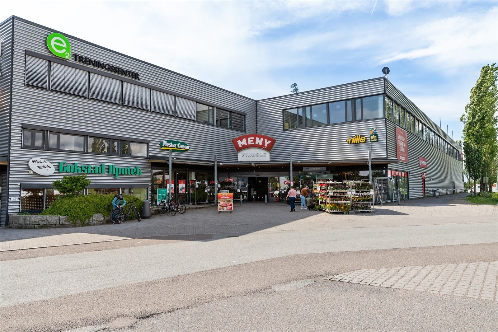Her finner du blant annet Jotun Arena, hjemmebanen til Sandefjord Fotball, samt treningssenter, apotek, blomsterbutikk og MENY Galleribilde