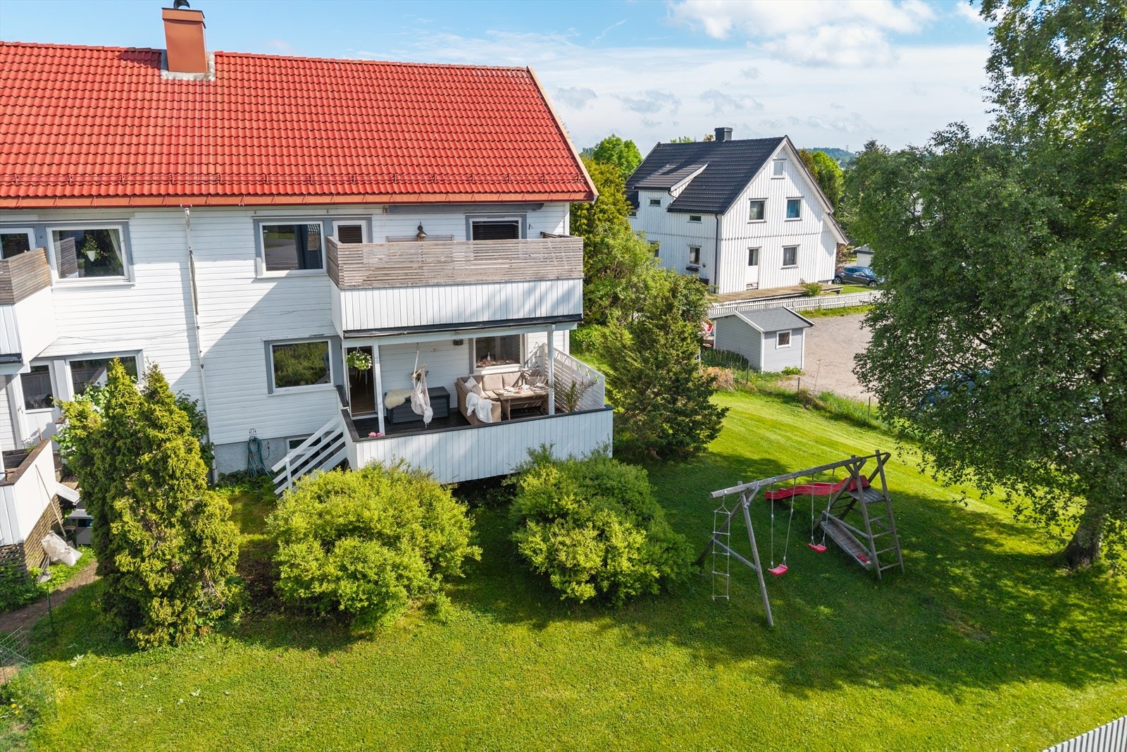 De gode solforholdene gjør uteområdet til en naturlig forlengelse av boligen, med flotte muligheter for både avslapning, lek og sosialt samvær. Her kan barna boltre seg fritt på trygge grøntområder. Galleribilde