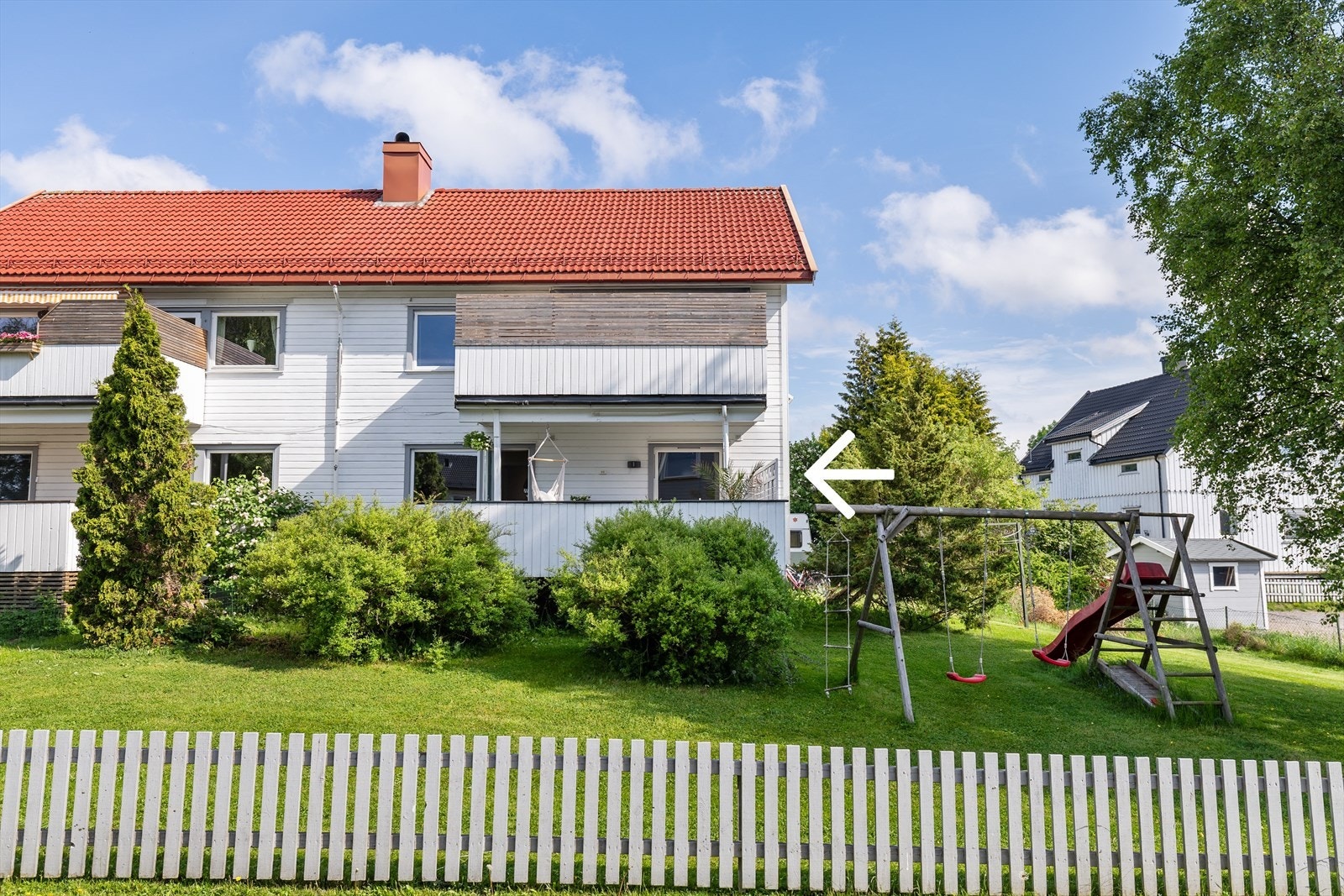 Leiligheten har en fin plassering i byggets 1. etasje, noe som gir enkel adkomst og en praktisk hverdag uten behov for mange trapper. Beliggenheten kombinerer komfort med gode kvaliteter, og gjør boligen velegnet for både unge, eldre og førstegangskjøpere Galleribilde