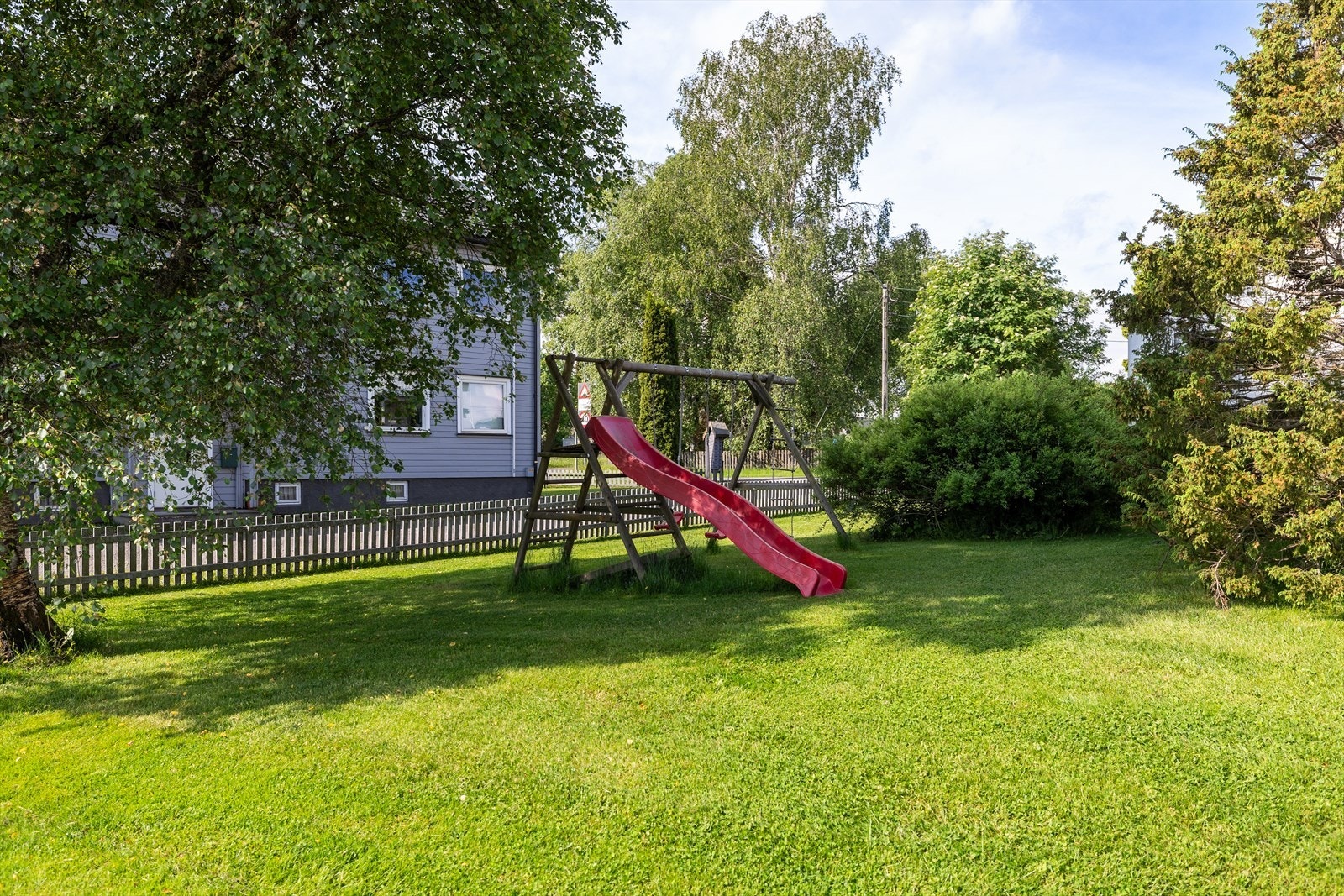 Uteområdet fremstår som svært innbydende med store, flate plenarealer, velstelte blomsterbed og variert beplantning som skaper grønne og hyggelige omgivelser gjennom hele sesongen. Galleribilde